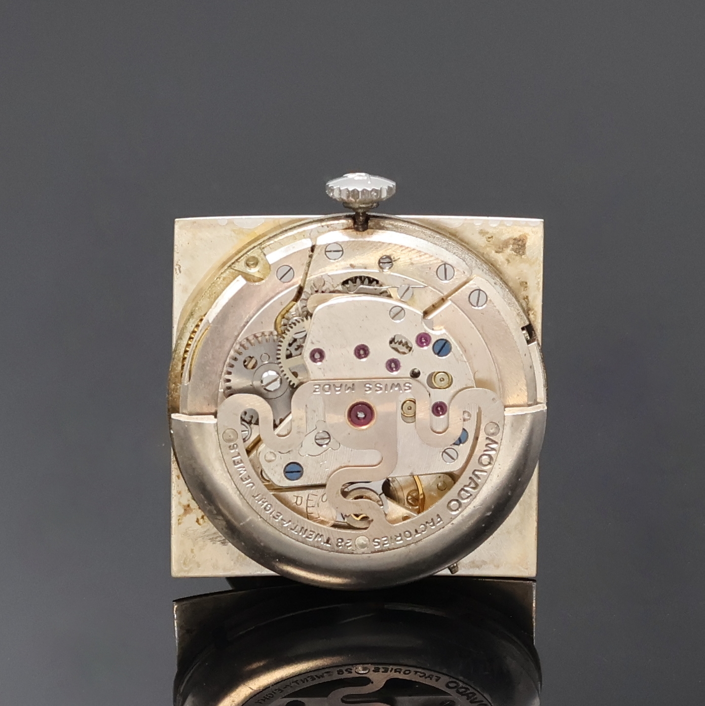 Detail d: MOVADO Kingmatic viereckige Armbanduhr in Stahl, Schweiz um 1965, Automatik, Boden aufgedr., silb. Zifferbl. m. aufges. Std.- Ind., silb. Std.- u. ...