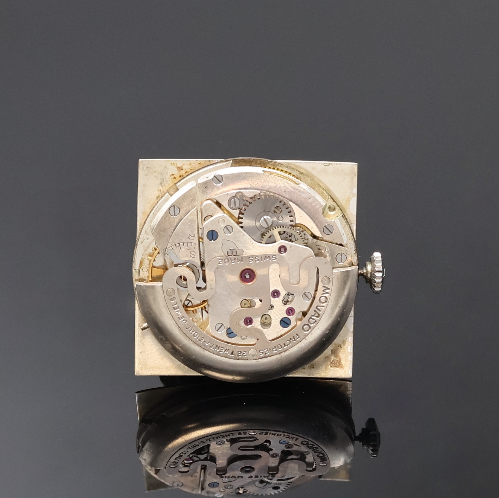 Detail e: MOVADO Kingmatic viereckige Armbanduhr in Stahl, Schweiz um 1965, Automatik, Boden aufgedr., silb. Zifferbl. m. aufges. Std.- Ind., silb. Std.- u. ...
