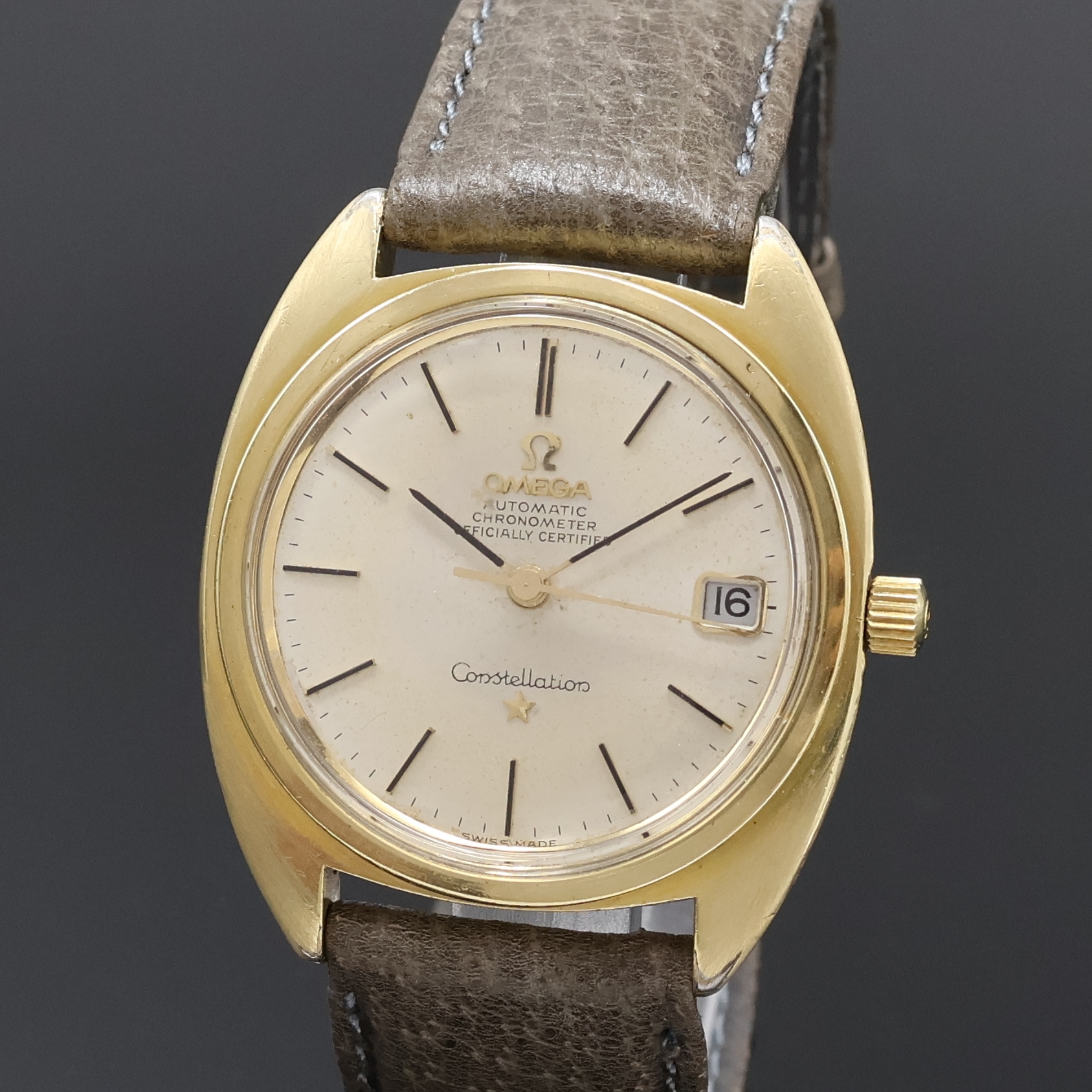 Detail a: OMEGA Constellation Chronometer Herrenarmbanduhr mit Goldhaube Referenz 168.017, Schweiz um 1968, Automatik, verschr. Boden zentral m. Gold-Plakette ...