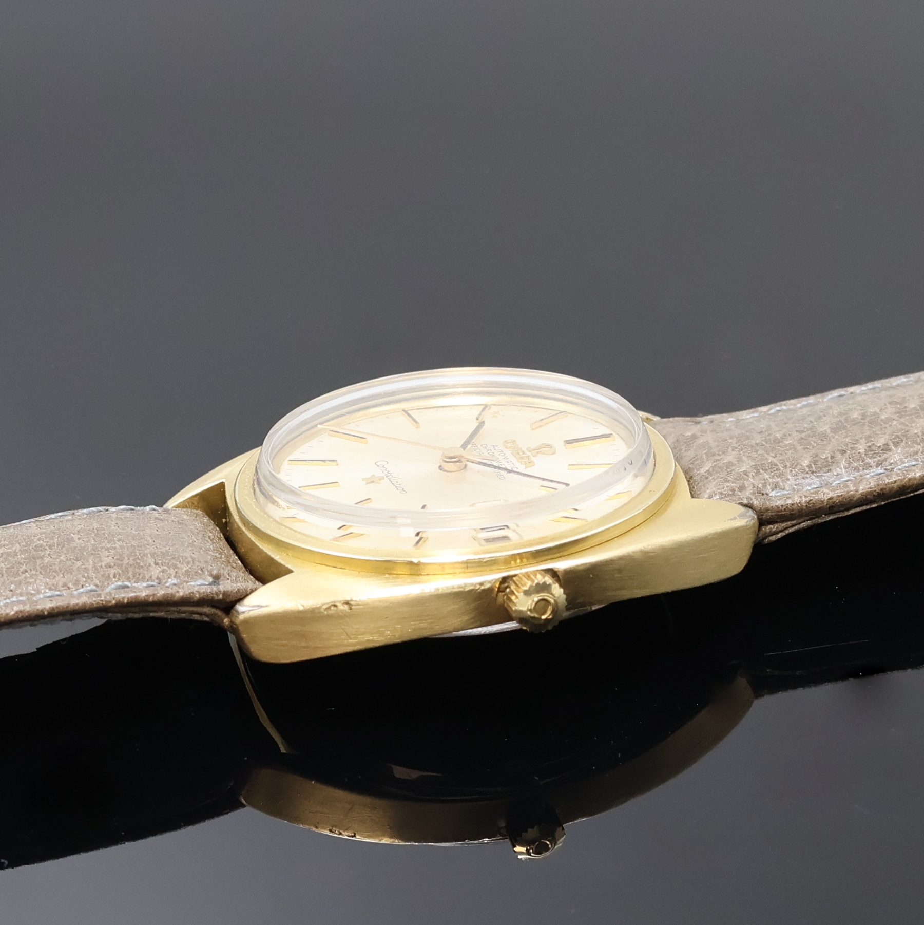 Detail b: OMEGA Constellation Chronometer Herrenarmbanduhr mit Goldhaube Referenz 168.017, Schweiz um 1968, Automatik, verschr. Boden zentral m. Gold-Plakette ...