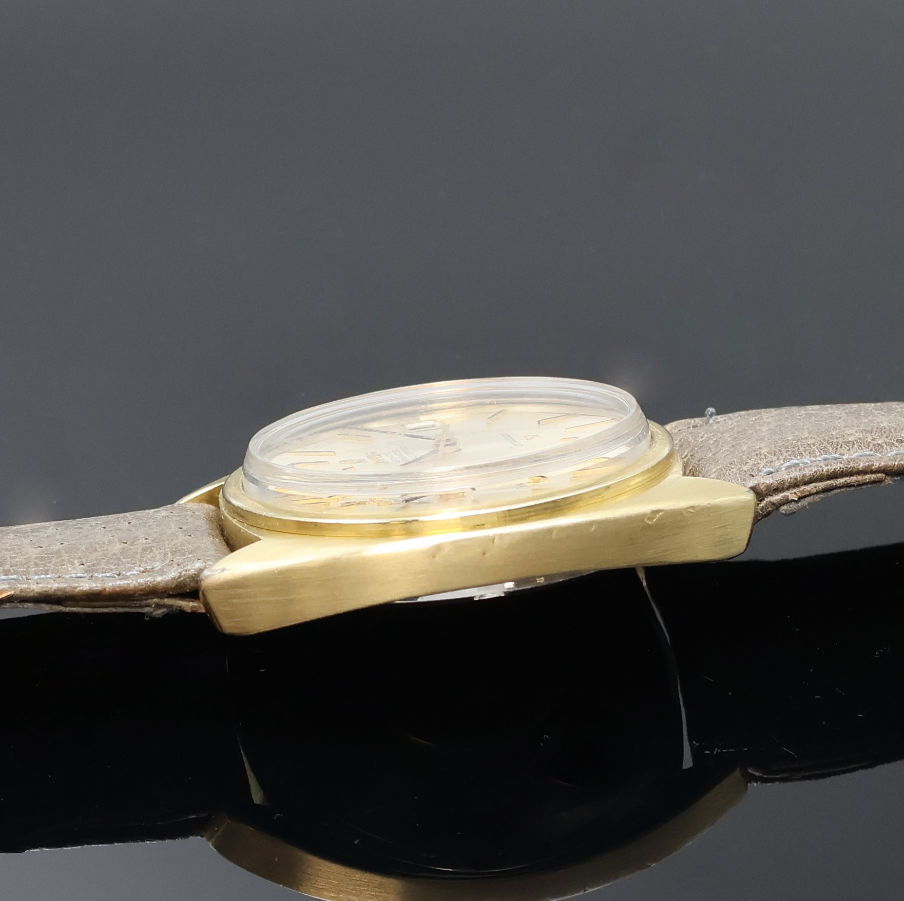 Detail c: OMEGA Constellation Chronometer Herrenarmbanduhr mit Goldhaube Referenz 168.017, Schweiz um 1968, Automatik, verschr. Boden zentral m. Gold-Plakette ...