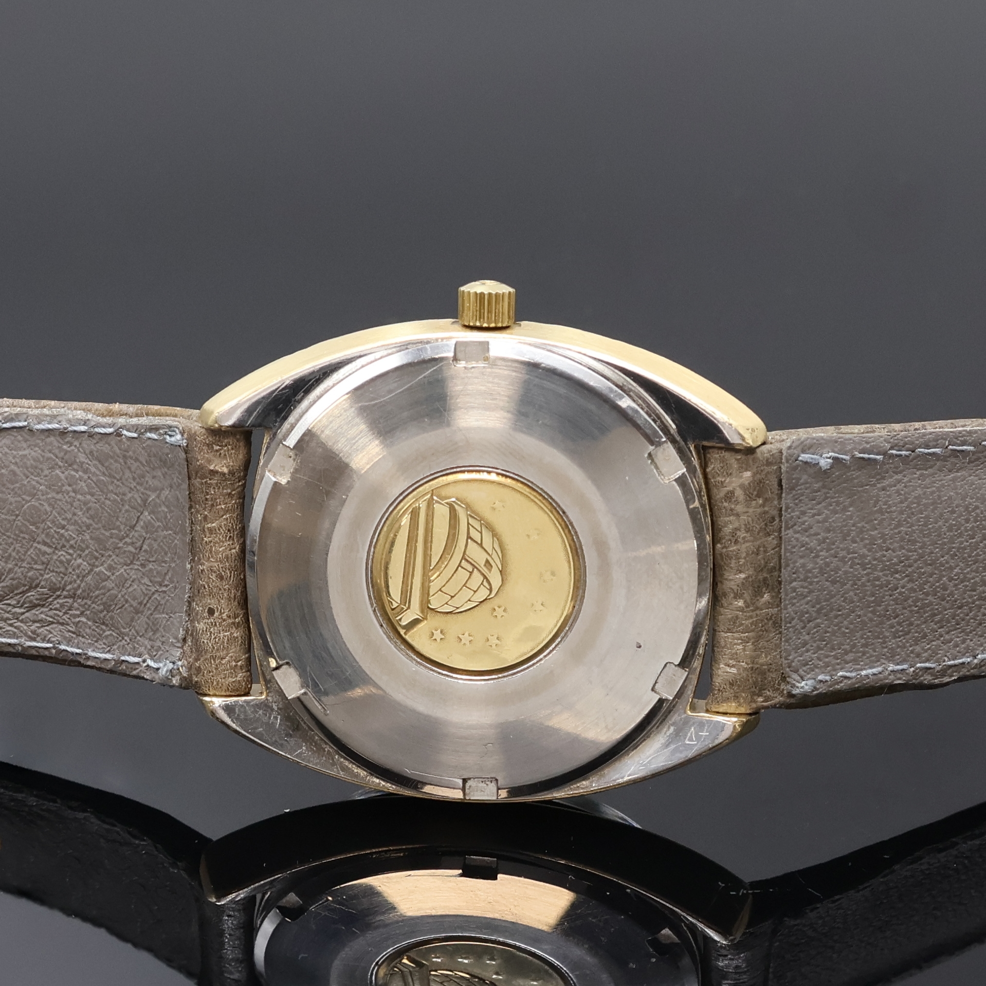 Detail d: OMEGA Constellation Chronometer Herrenarmbanduhr mit Goldhaube Referenz 168.017, Schweiz um 1968, Automatik, verschr. Boden zentral m. Gold-Plakette ...