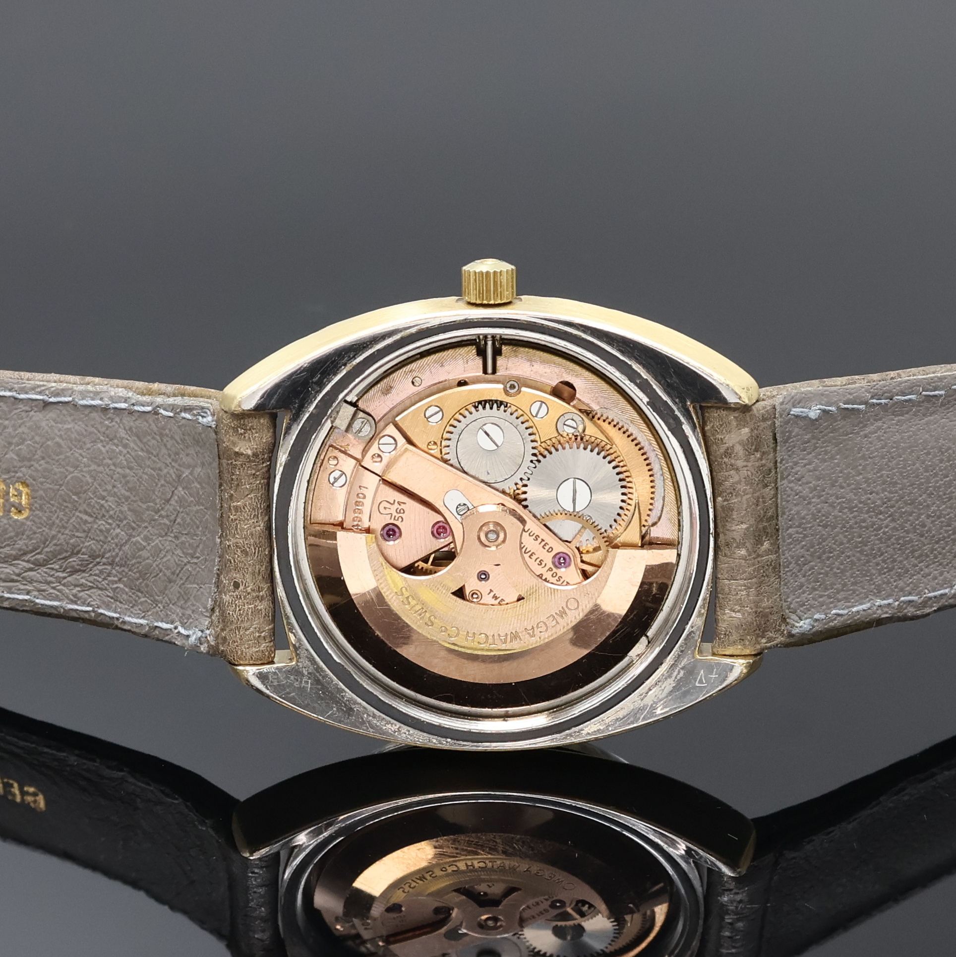 Detail e: OMEGA Constellation Chronometer Herrenarmbanduhr mit Goldhaube Referenz 168.017, Schweiz um 1968, Automatik, verschr. Boden zentral m. Gold-Plakette ...