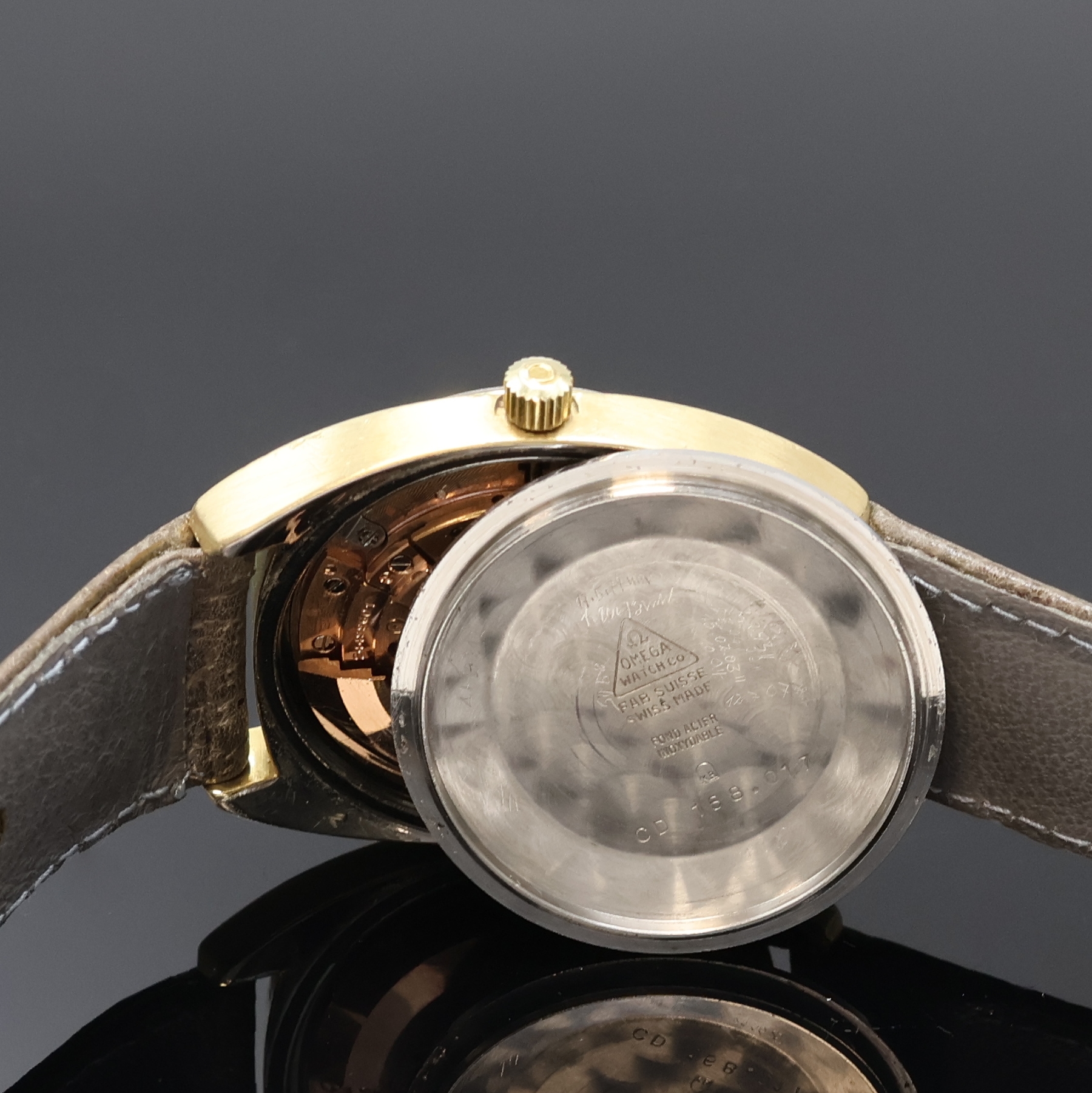 Detail g: OMEGA Constellation Chronometer Herrenarmbanduhr mit Goldhaube Referenz 168.017, Schweiz um 1968, Automatik, verschr. Boden zentral m. Gold-Plakette ...
