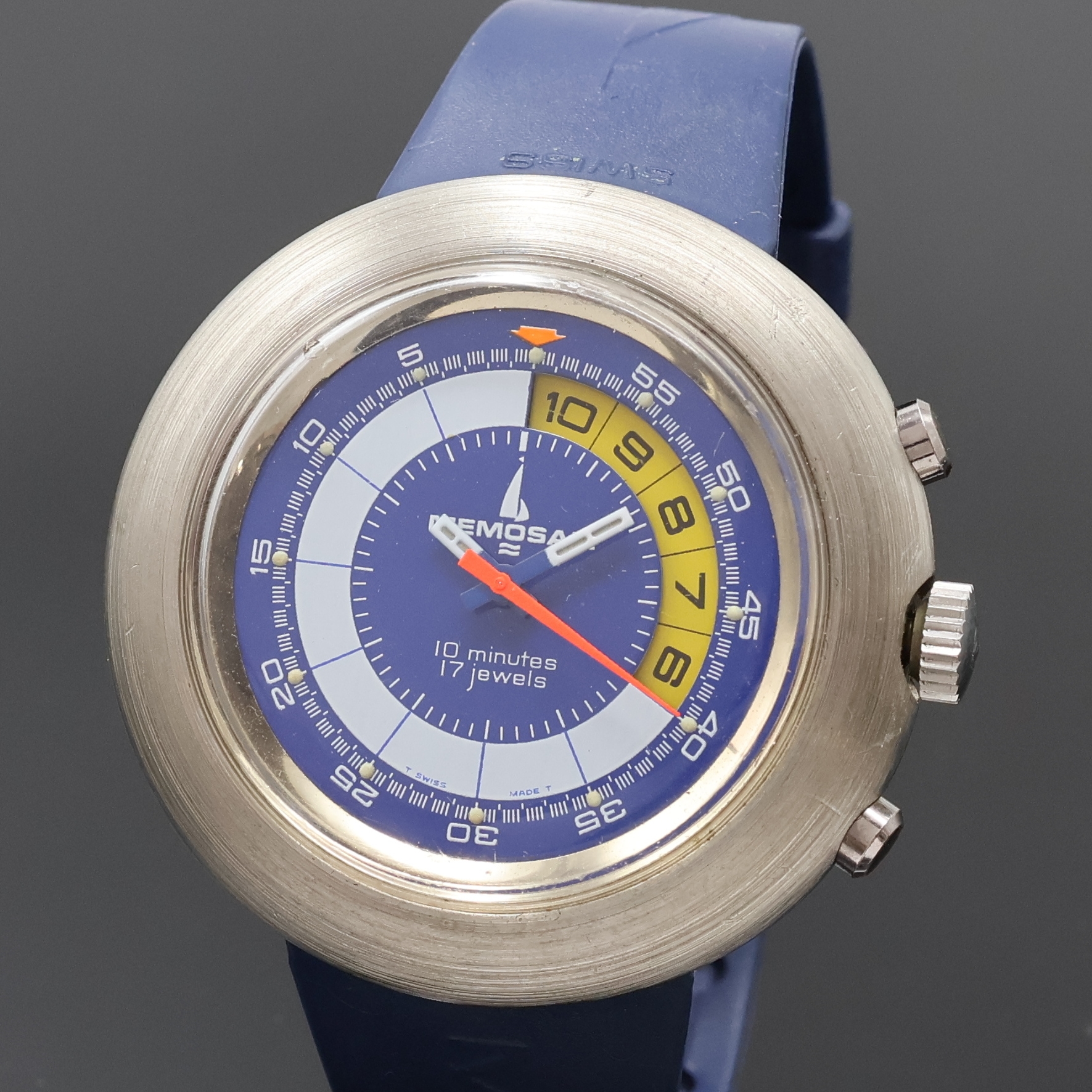 Detail a: MEMOSAIL Regatta-Chronograph im verchromten Gehäuse, Schweiz um 1975, Handaufzug, orig. Kautschukband m. Stiftschl., Stahlboden verschr., blaues ...