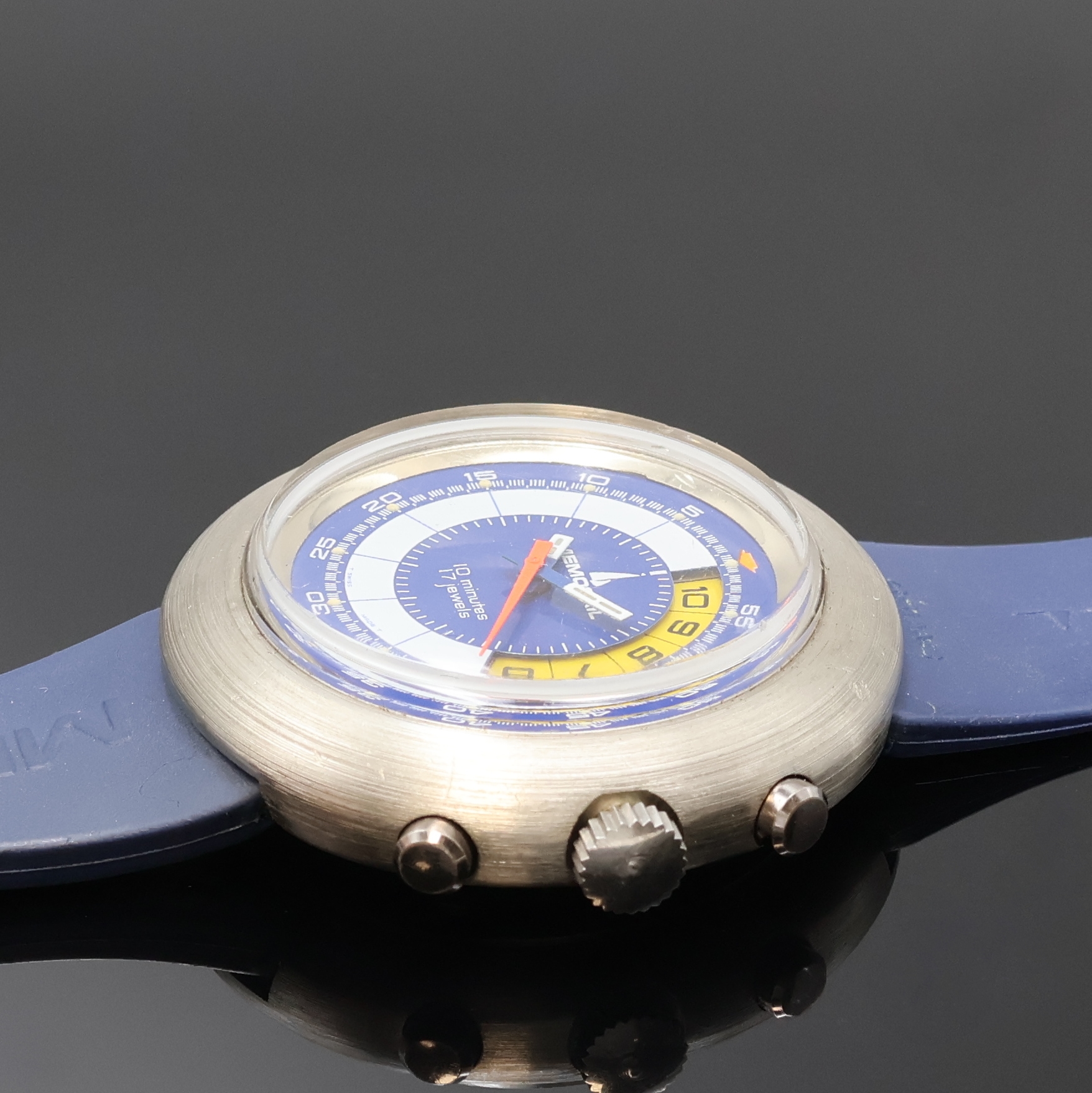 Detail b: MEMOSAIL Regatta-Chronograph im verchromten Gehäuse, Schweiz um 1975, Handaufzug, orig. Kautschukband m. Stiftschl., Stahlboden verschr., blaues ...