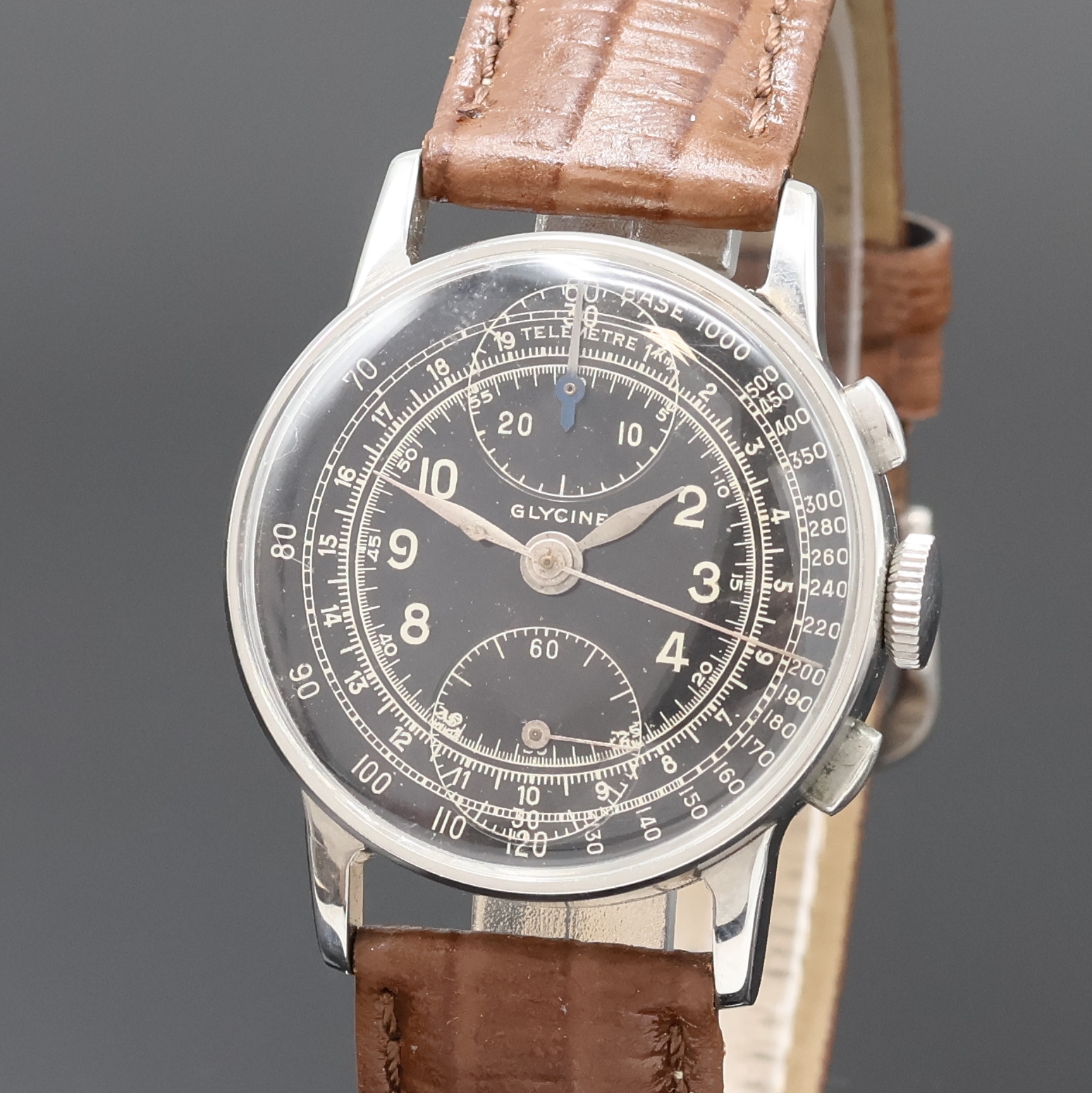 Detail a: GLYCINE Armbandchronograph mit Schaltrad in Stahl, Schweiz um 1940, Handaufzug, Boden u. Glasrand aufgedr., schön erhaltenes schwarzes ...