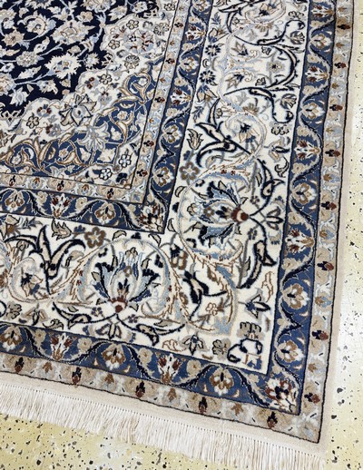 27061929f - Nain fein(9 La), Persien, Mitte 20.Jhd, Korkwolle mit Seide, ca. 357 x 247 cm, ca. ...