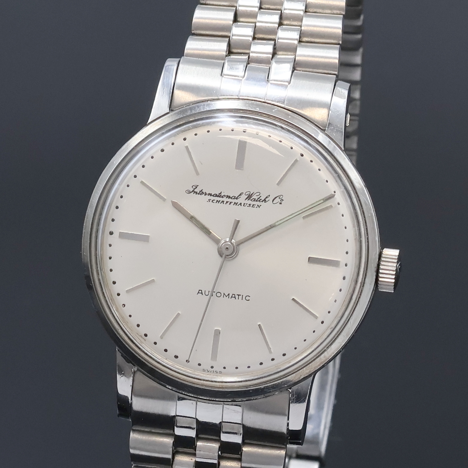 Detail a: IWC Herrenarmbanduhr in Stahl mit Kaliber 853, Schweiz um 1962, Automatik, neutr. Stahlband m. Faltschl., Boden verschr., silb. Zifferbl. rest., ...