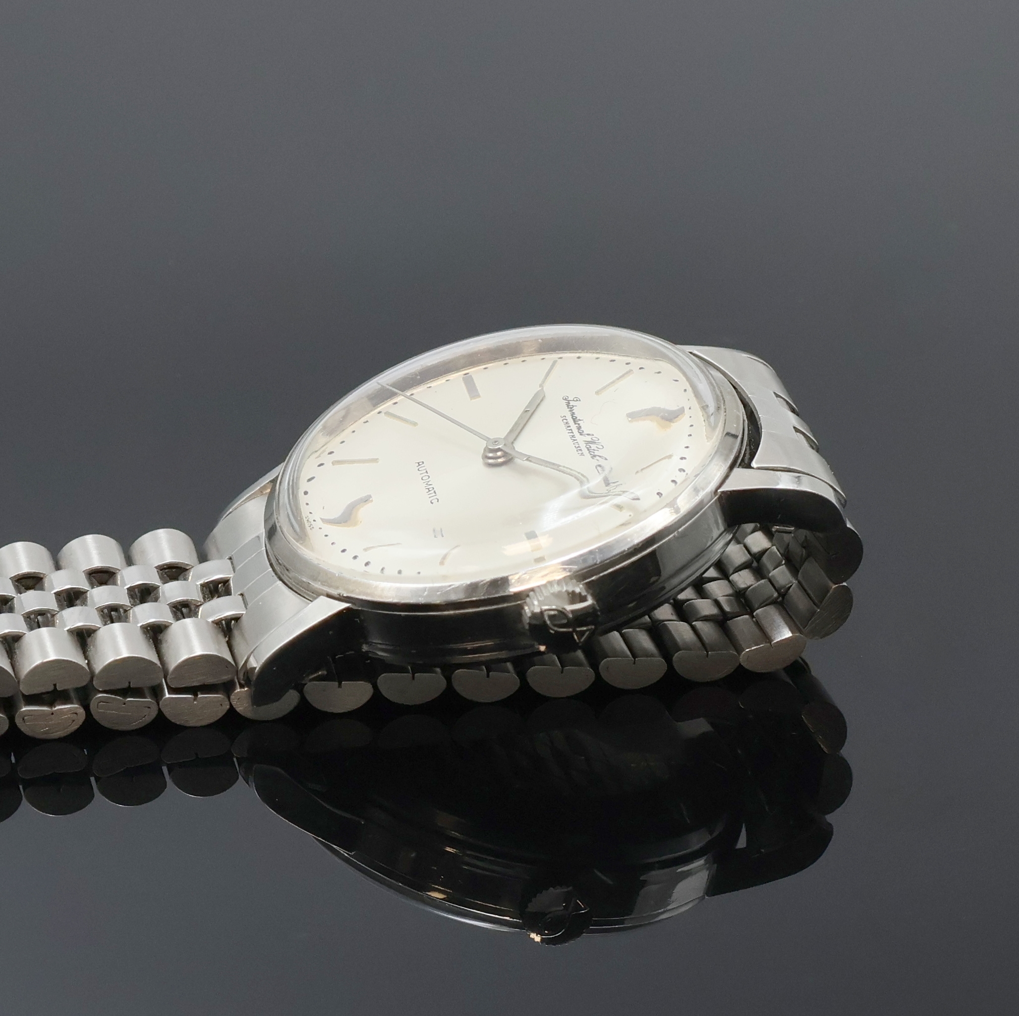 Detail b: IWC Herrenarmbanduhr in Stahl mit Kaliber 853, Schweiz um 1962, Automatik, neutr. Stahlband m. Faltschl., Boden verschr., silb. Zifferbl. rest., ...