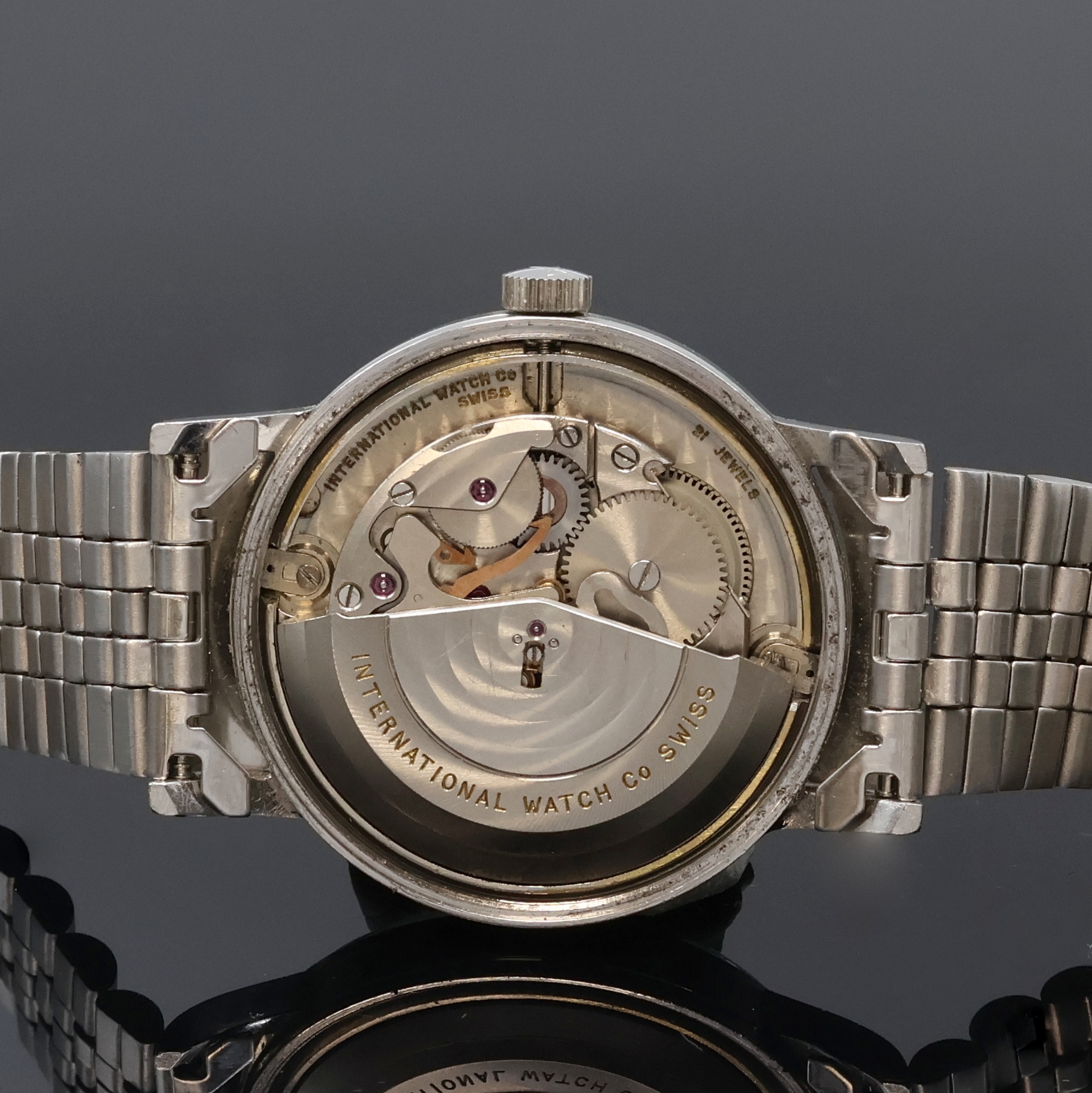 Detail d: IWC Herrenarmbanduhr in Stahl mit Kaliber 853, Schweiz um 1962, Automatik, neutr. Stahlband m. Faltschl., Boden verschr., silb. Zifferbl. rest., ...