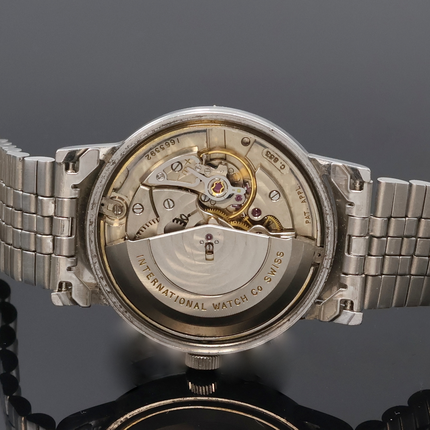 Detail e: IWC Herrenarmbanduhr in Stahl mit Kaliber 853, Schweiz um 1962, Automatik, neutr. Stahlband m. Faltschl., Boden verschr., silb. Zifferbl. rest., ...