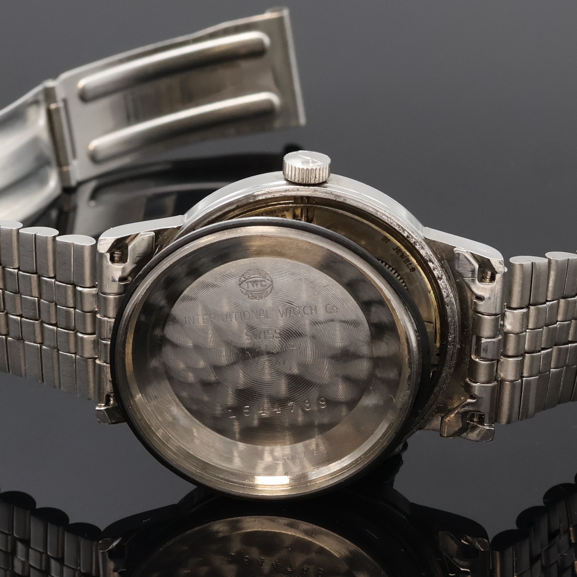 Detail f: IWC Herrenarmbanduhr in Stahl mit Kaliber 853, Schweiz um 1962, Automatik, neutr. Stahlband m. Faltschl., Boden verschr., silb. Zifferbl. rest., ...