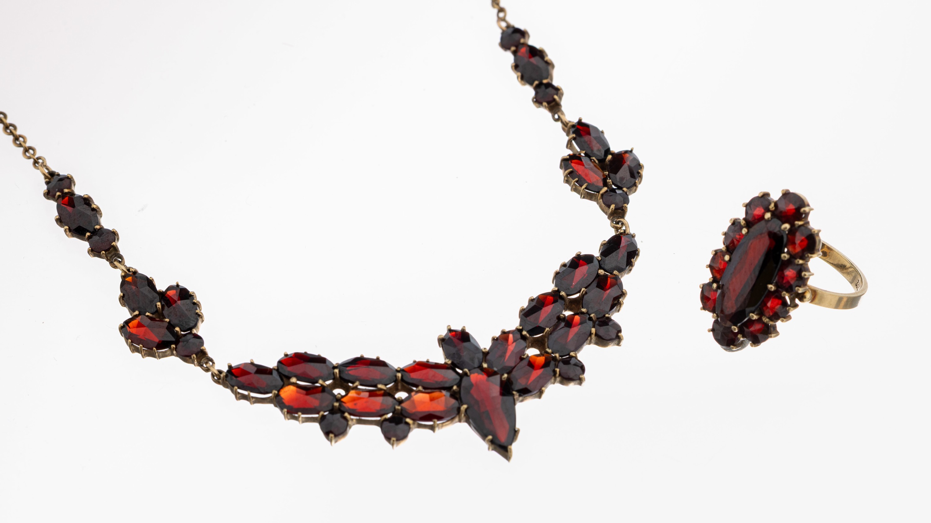 Image 27062082 - 8 kt Gold Granat-Konvolut, GG 333/000, best. aus: 1 Collier, L. ca. 46 cm, ...