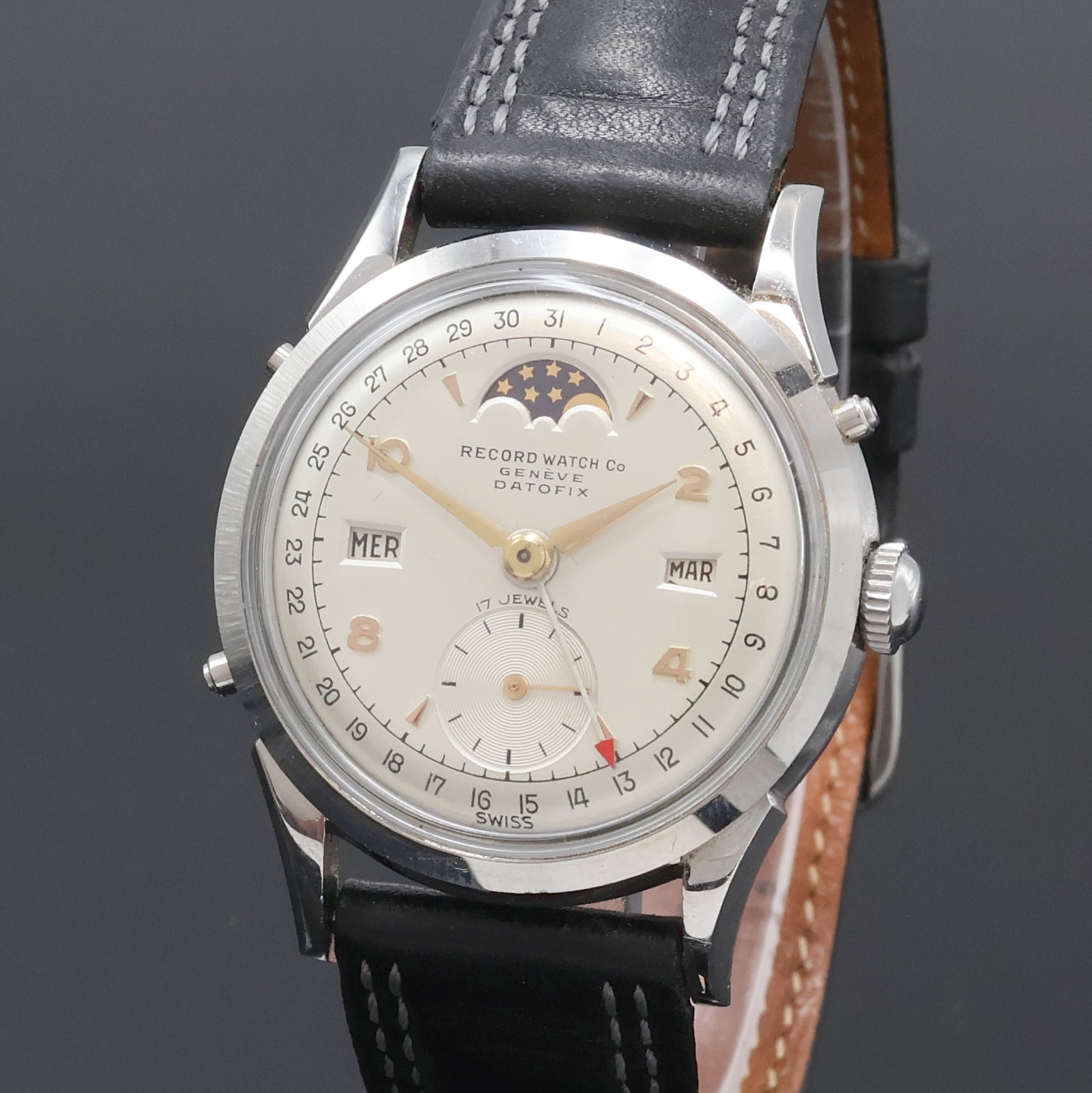 Detail a: RECORD WATCH Datofix Herrenarmbanduhr mit Vollkalender und Mondphase, Schweiz 1940er Jahre, Handaufzug, Edelstahlgeh., Boden verschr., Korrekturdr. ...