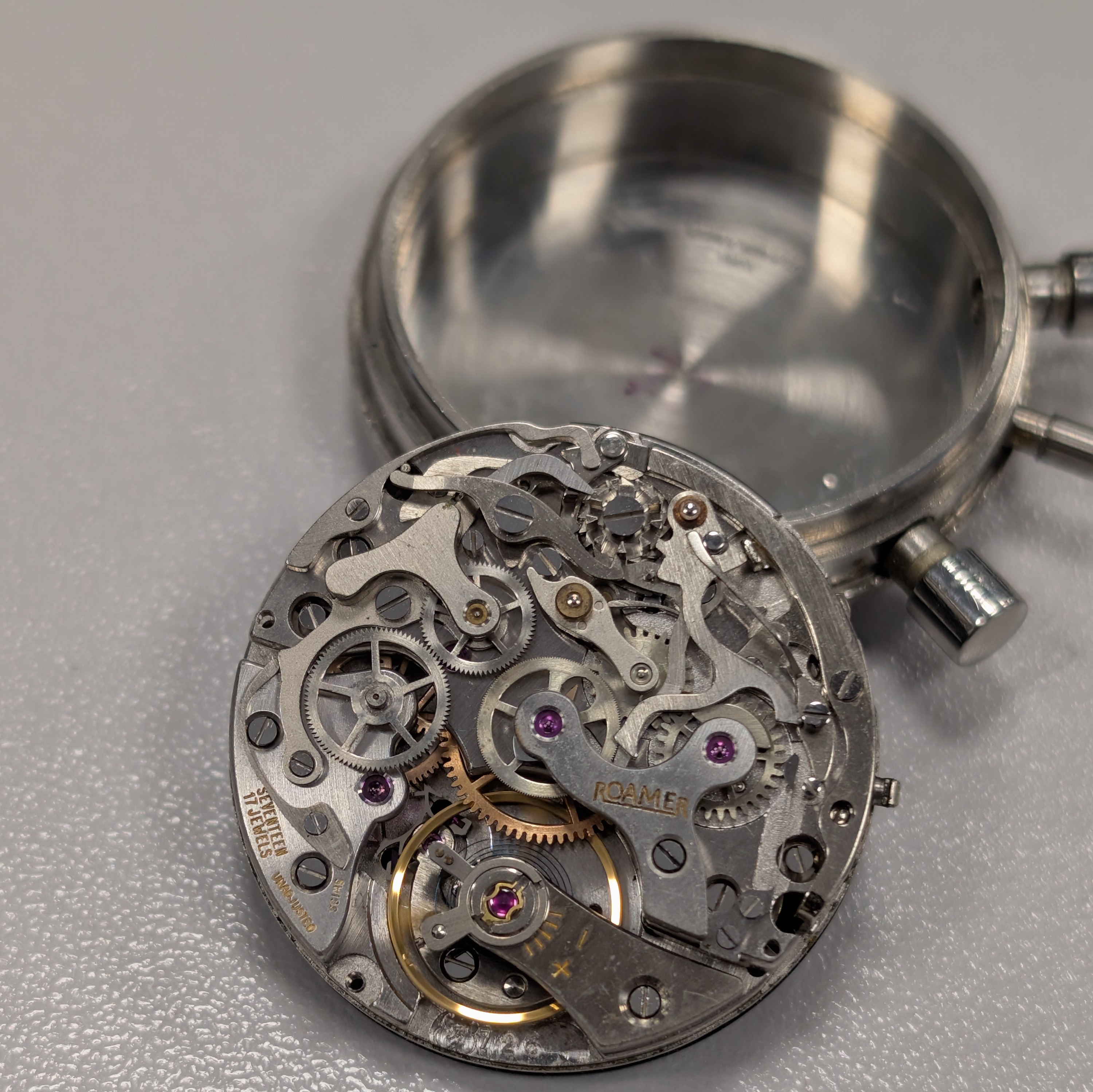 Detail e: ROAMER Stingray Herrenchronograph in Stahl Referenz 072-9120.602, Schweiz um 1970, Handaufzug, mass. Stülpgeh., neutr. Stahlband m. Faltschl., ...