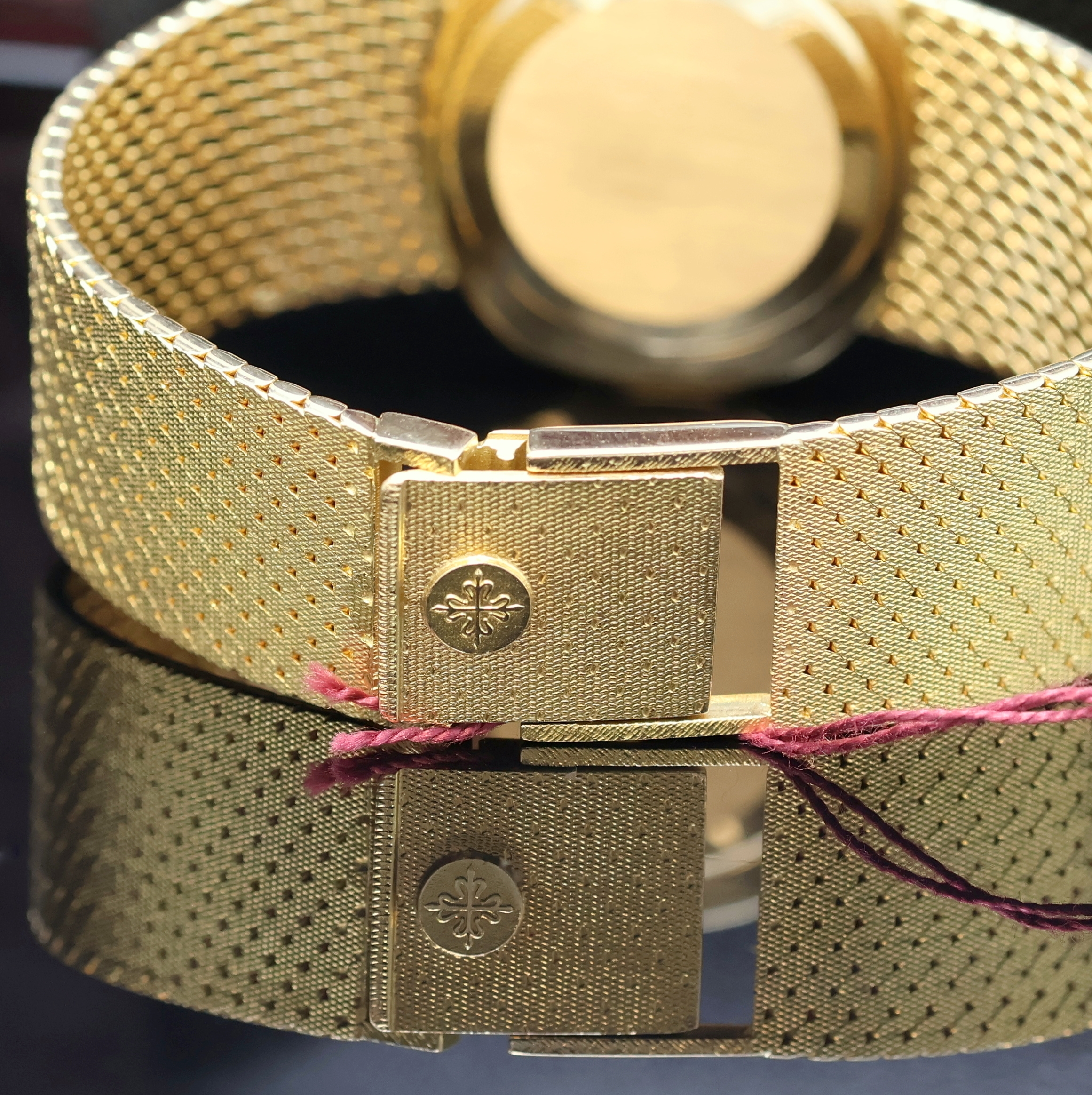 Detail d: PATEK PHILIPPE Ellipse Armbanduhr in GG 750/000 Referenz 3545/1, Schweiz verk. lt. beil. Pap. 09/1972, Handaufzug, orig. PPC Gay Freres Goldband, ...