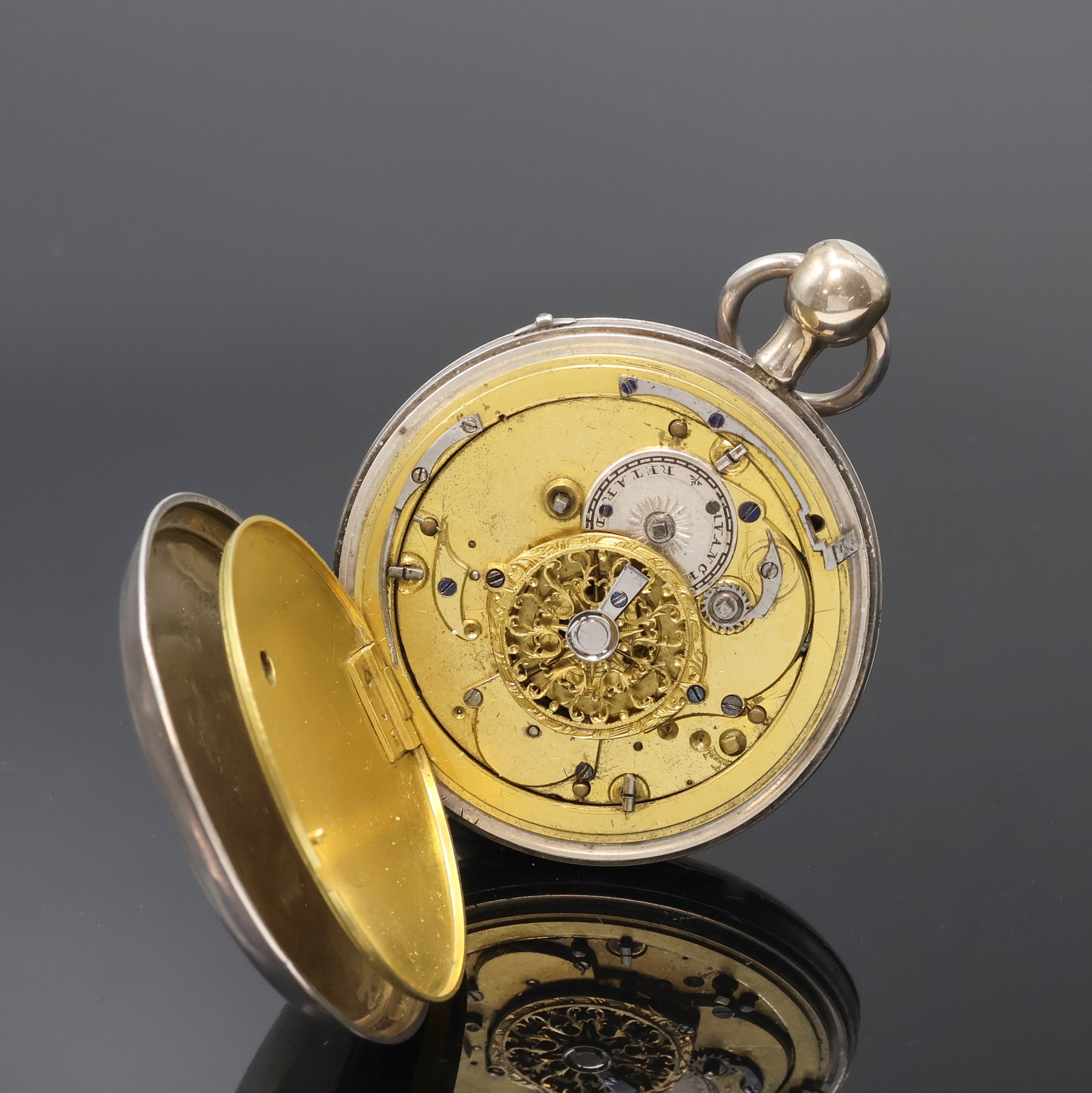 Detail e: Offene Spindeltaschenuhr mit 1/4 Std.- Repetition in Silber, Schweiz um 1830, guill. Geh. berieben, verg. Cuvette als Sprungdeckel, ...