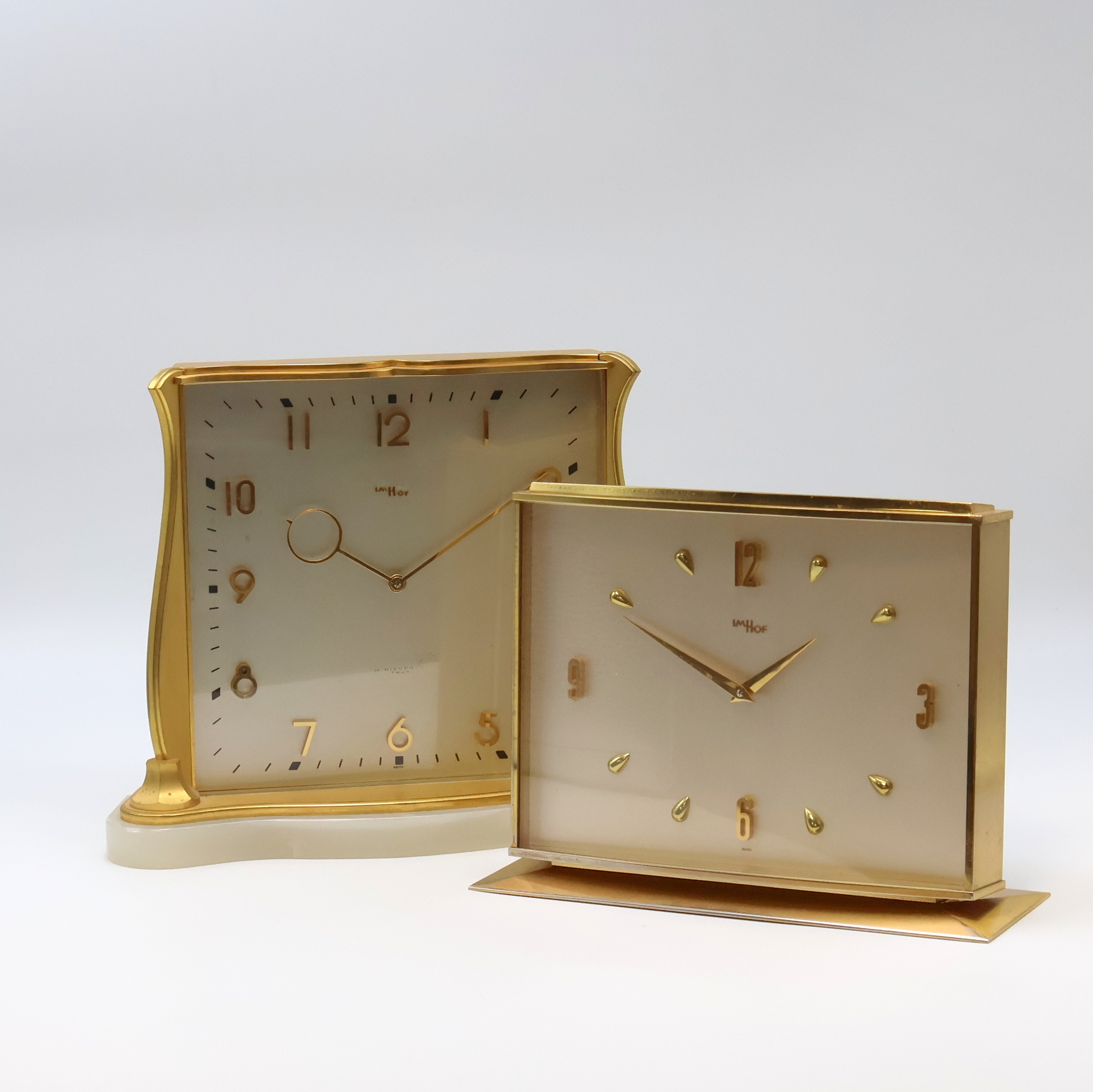Image 27062094 - IMHOF 2 hochwertige, vergoldete 8 Tage Tischuhren, Schweiz 1950-1960, 1x Steinsockel, ...