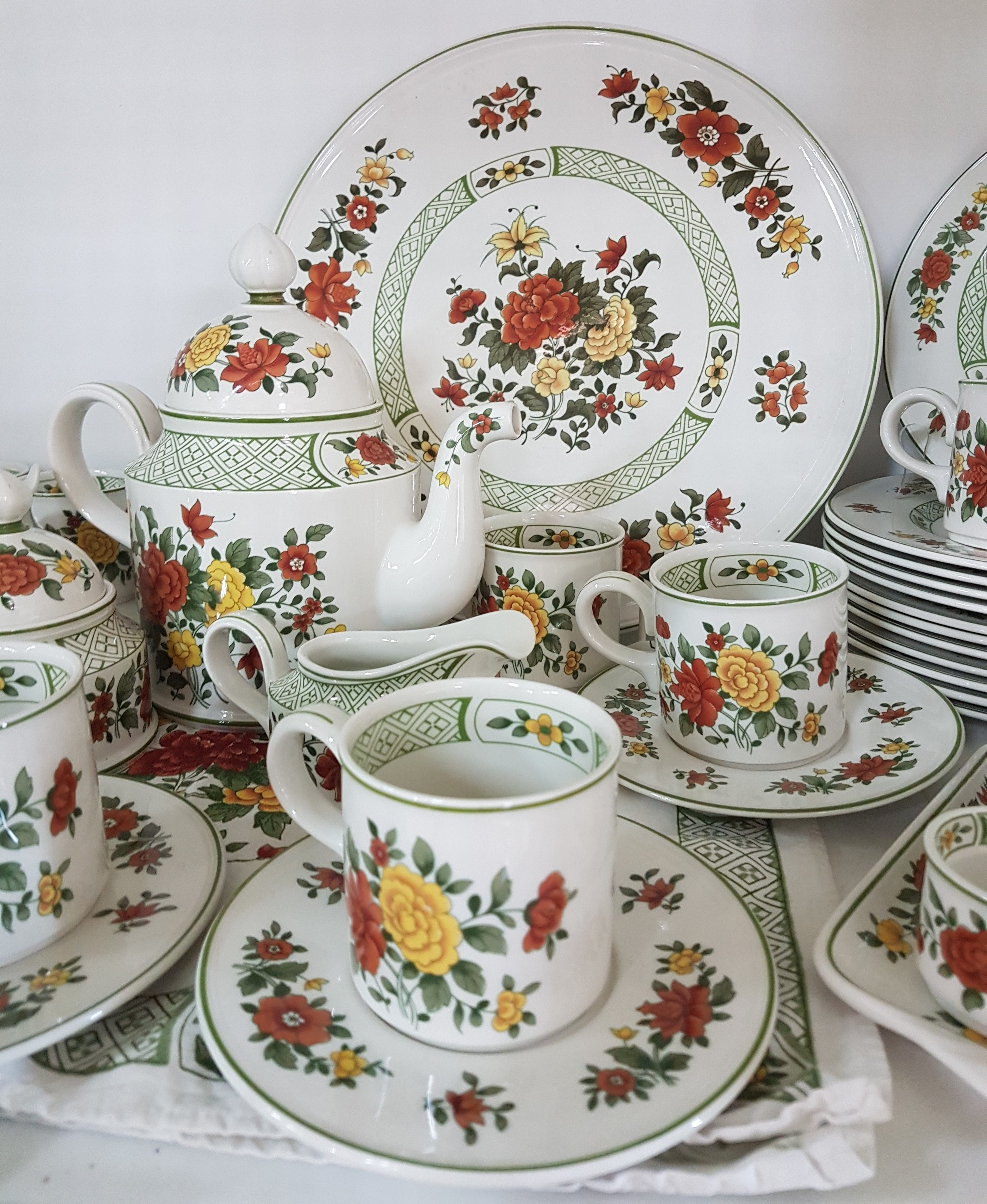Detail a: Frühstückservice, Villeroy & Boch "Summerday", Kanne, Zuckerdose (Deckel geklebt), Milchkännchen, Marmeladendose, Butterdose, 11 Tassen, ...