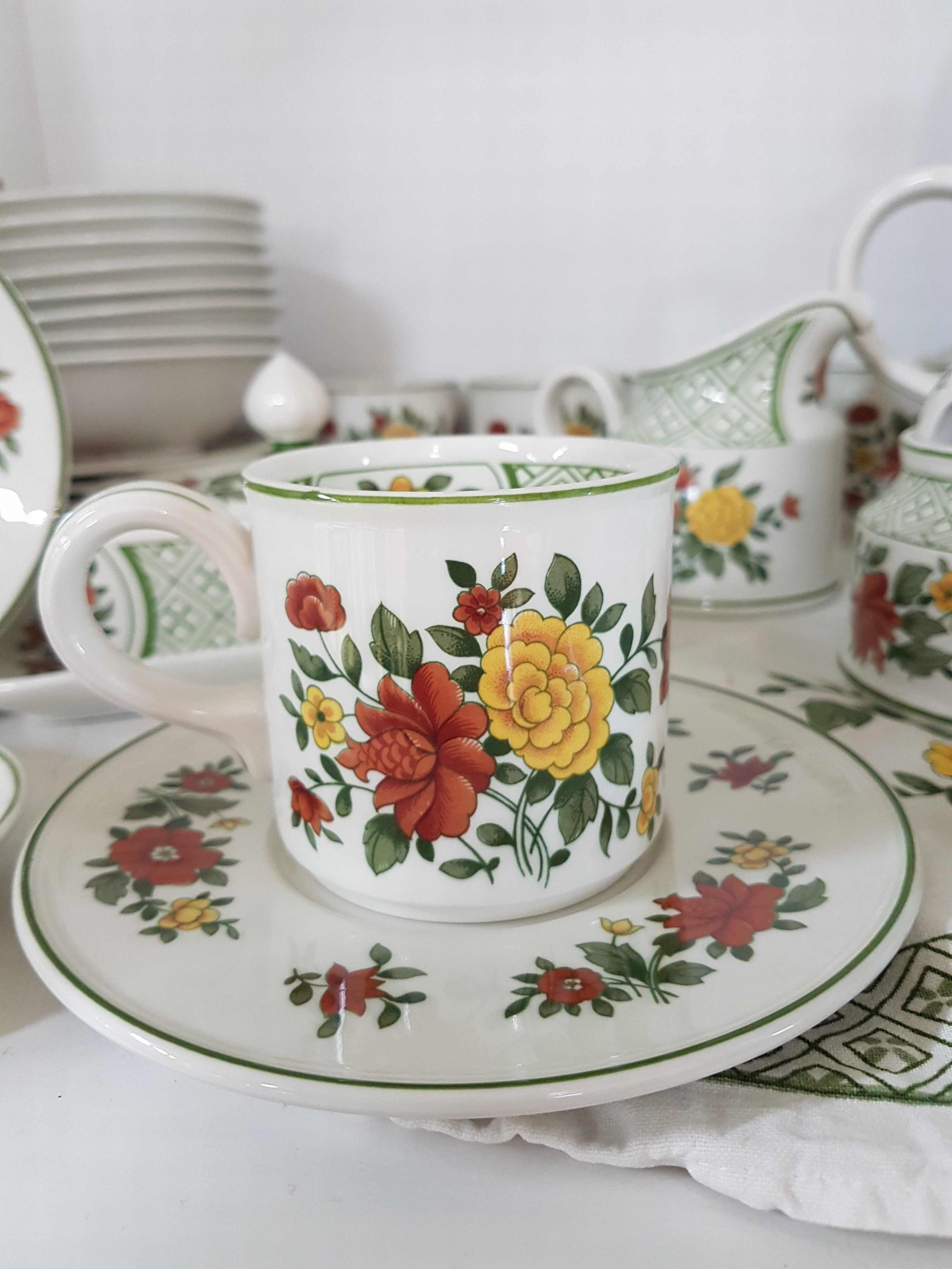 Detail d: Frühstückservice, Villeroy & Boch "Summerday", Kanne, Zuckerdose (Deckel geklebt), Milchkännchen, Marmeladendose, Butterdose, 11 Tassen, ...