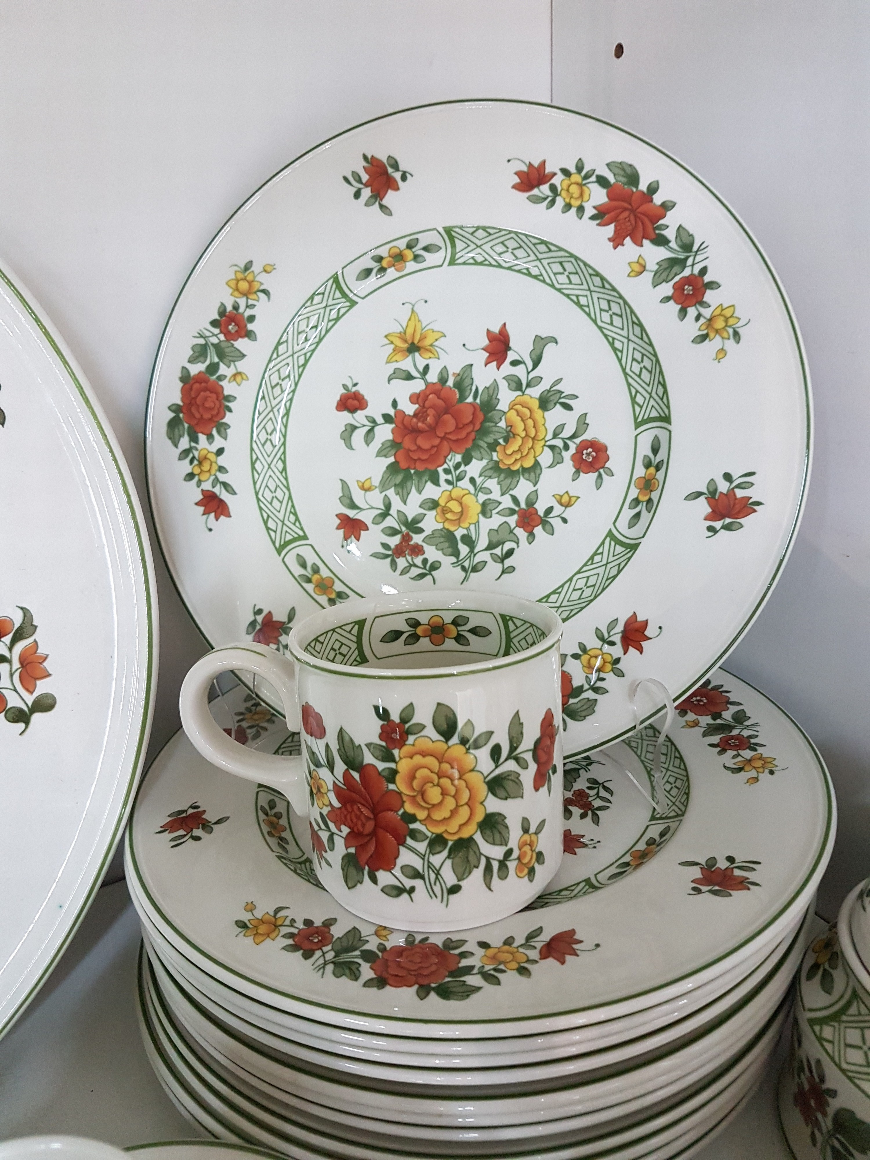 Detail e: Frühstückservice, Villeroy & Boch "Summerday", Kanne, Zuckerdose (Deckel geklebt), Milchkännchen, Marmeladendose, Butterdose, 11 Tassen, ...