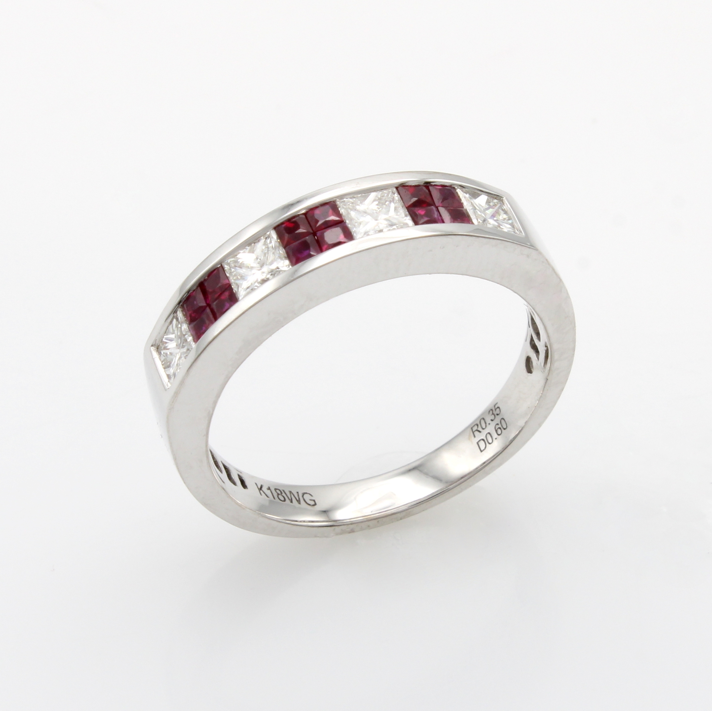 Image 27062100 - Ring mit Rubinen und Diamanten, WG 750/000, 12 Rubincarrées zus. ca. 0.26 ct, 4 Diam. ...