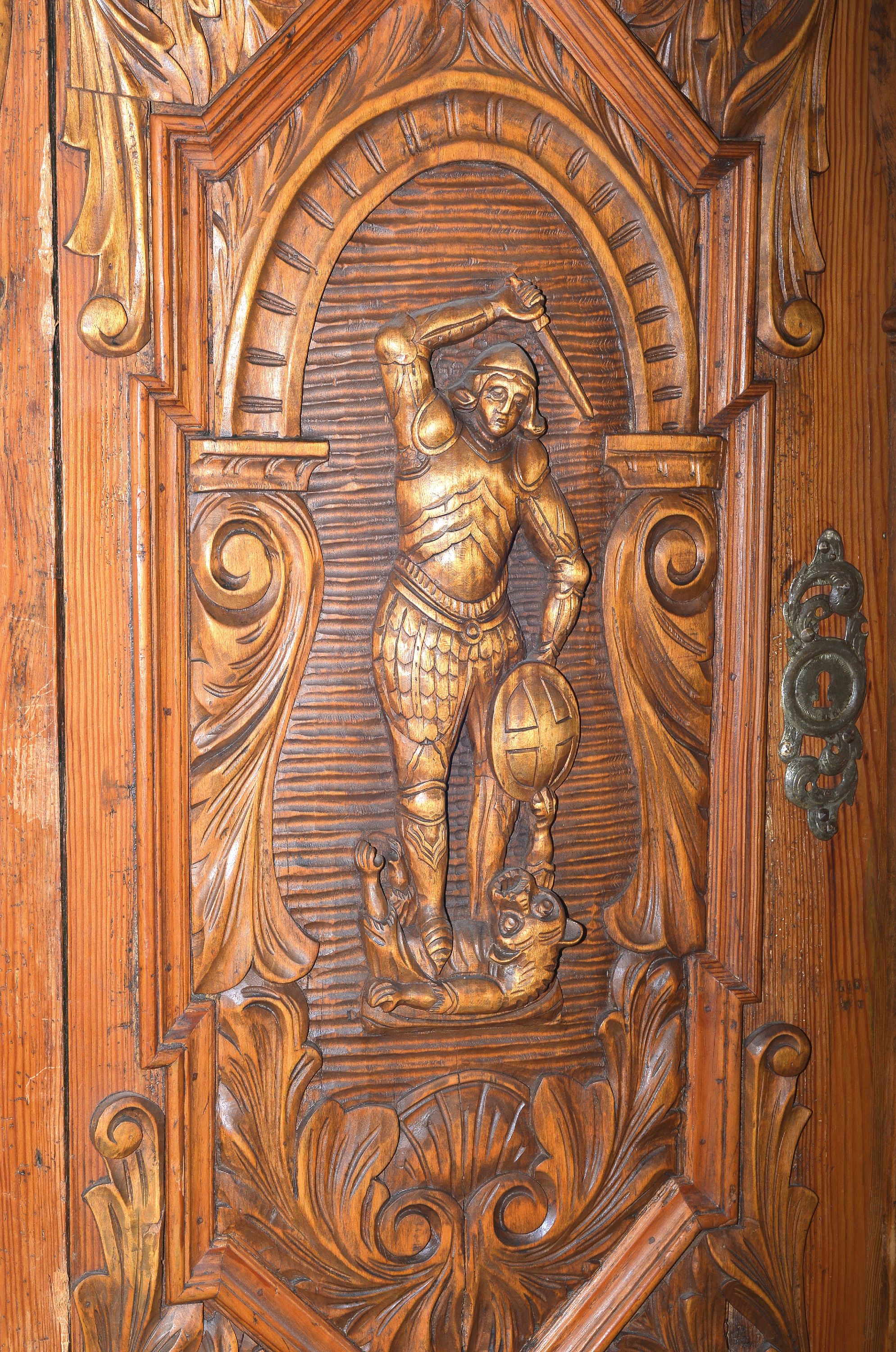 Detail a: Pilasterschrank, Barock, 18. Jh., Weichholz, zweitürig, aufwendige, Schnitzereien auf den Türen jeweils der Hl. Georg der Drachentöter, orig. ...
