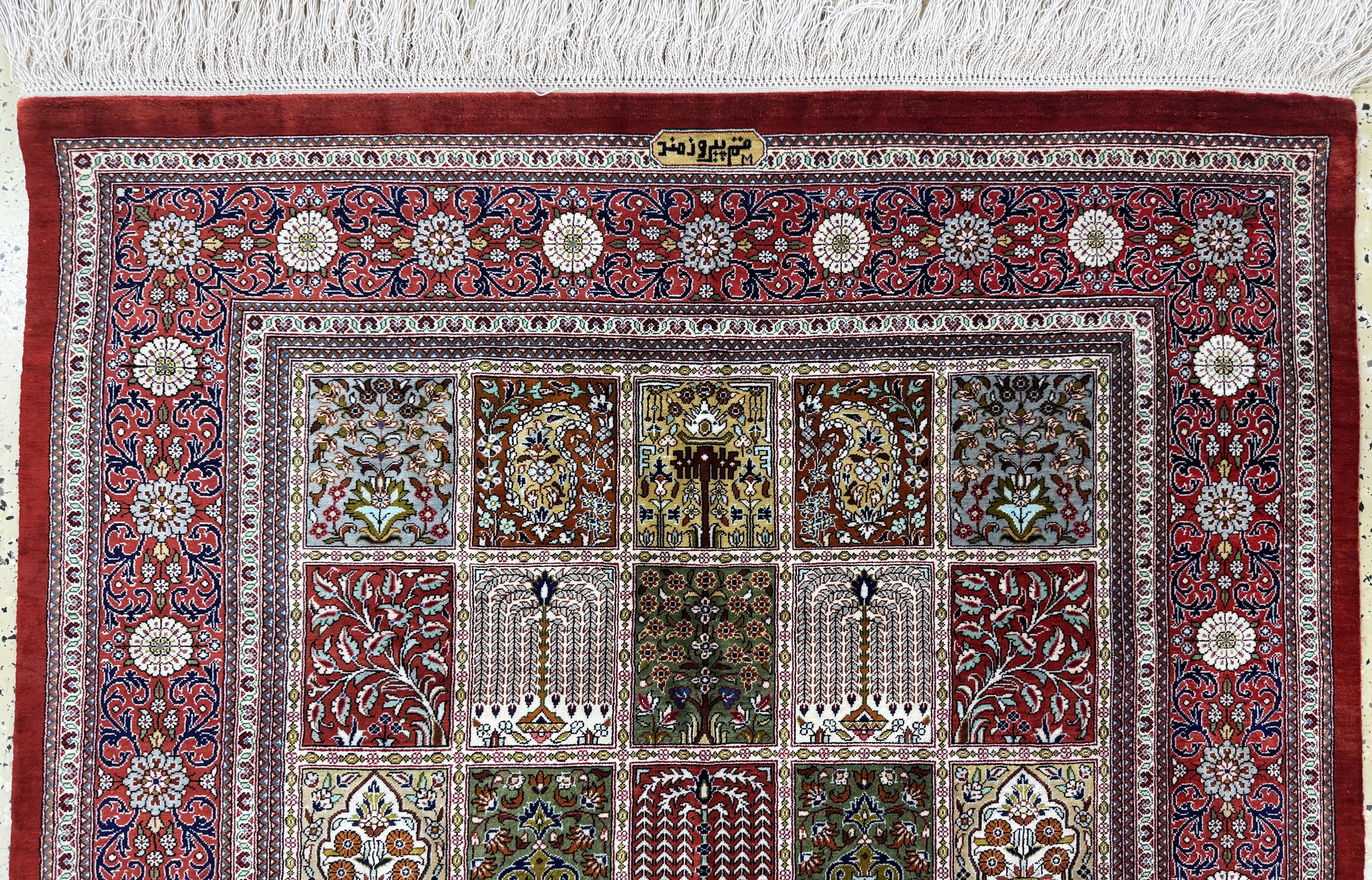 Detail a: Ghom Seide fein Persien, signiert"Pirozmand", Ende 20.Jhd, reine Naturseide, ca. 156 x 100 cm, ca. 1,0 Mio. Kn/qm, EHZ:(nahezu neuwertig)
