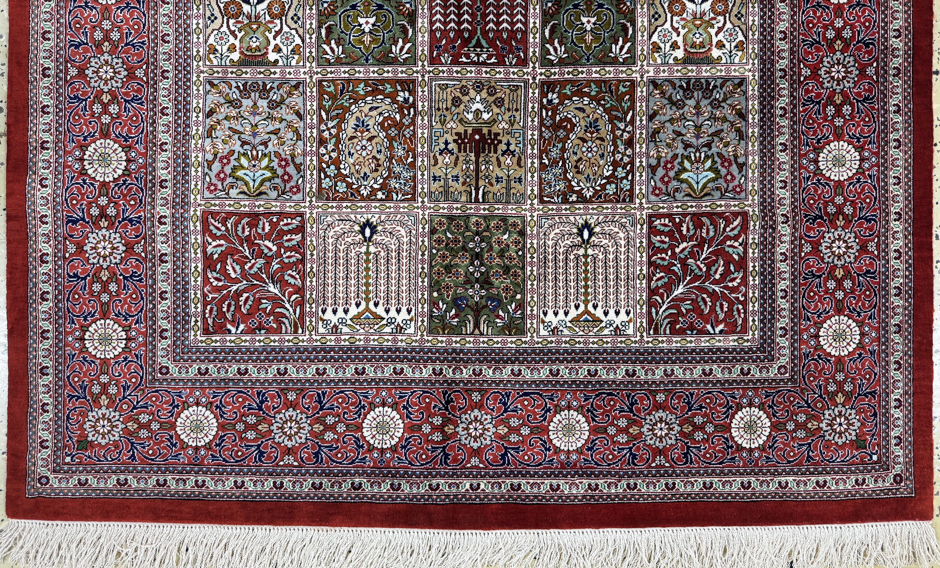 Detail b: Ghom Seide fein Persien, signiert"Pirozmand", Ende 20.Jhd, reine Naturseide, ca. 156 x 100 cm, ca. 1,0 Mio. Kn/qm, EHZ:(nahezu neuwertig)