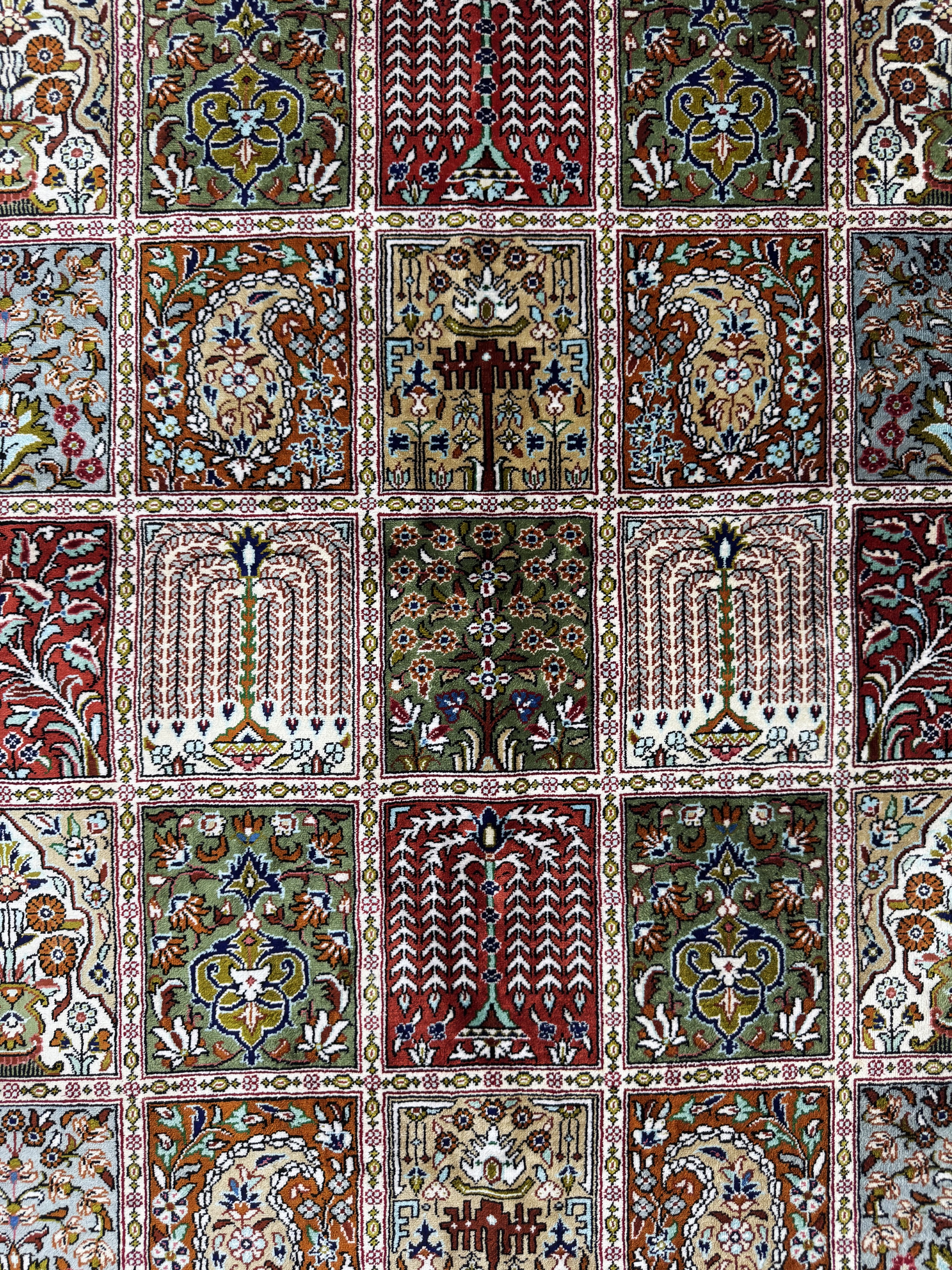 Detail e: Ghom Seide fein Persien, signiert"Pirozmand", Ende 20.Jhd, reine Naturseide, ca. 156 x 100 cm, ca. 1,0 Mio. Kn/qm, EHZ:(nahezu neuwertig)