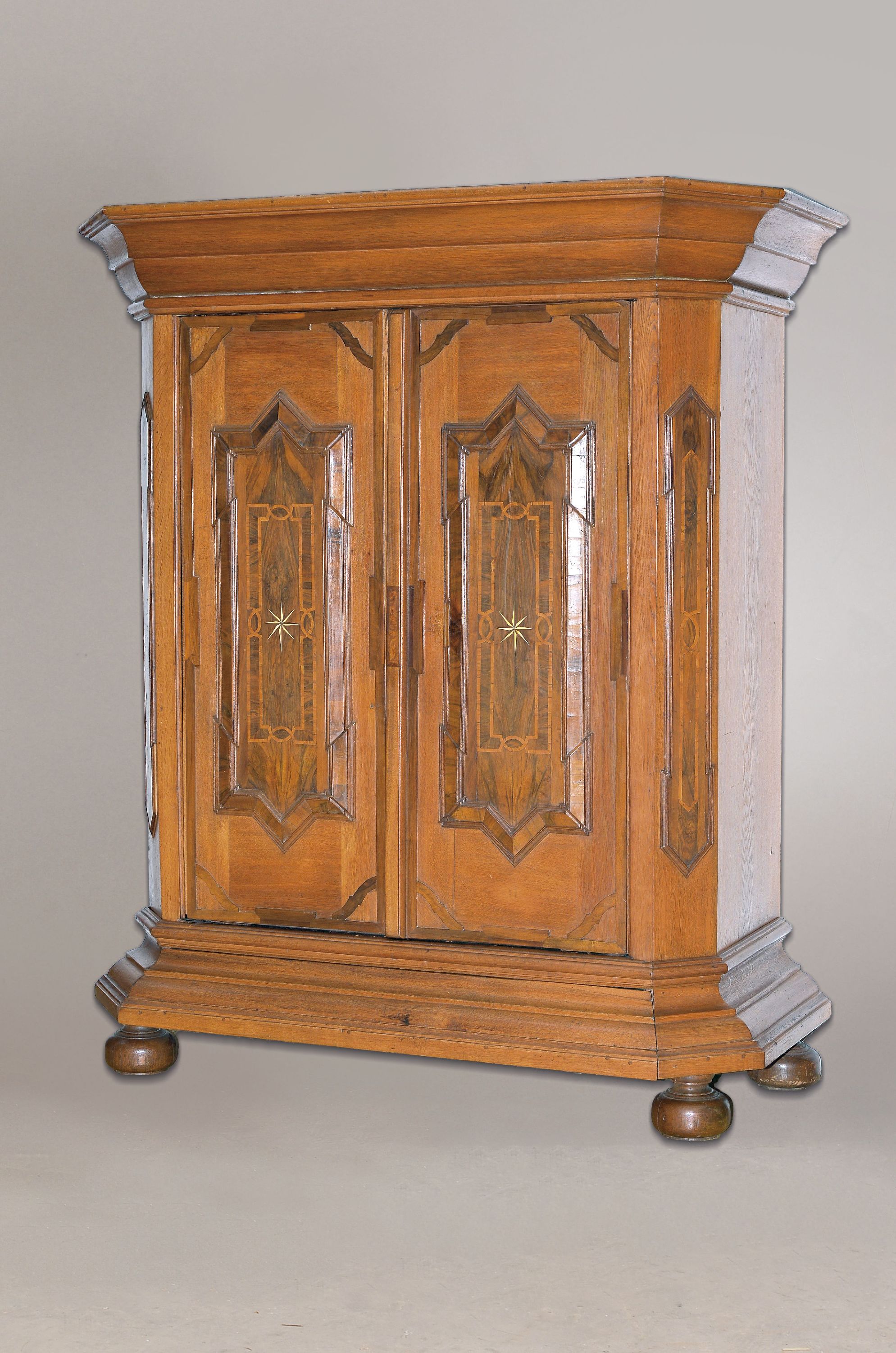 Image 27062109 - Barockschrank, Mainfranken, um 1730/40, Eiche massiv, z.T. Nußbaumfurnier mit ...