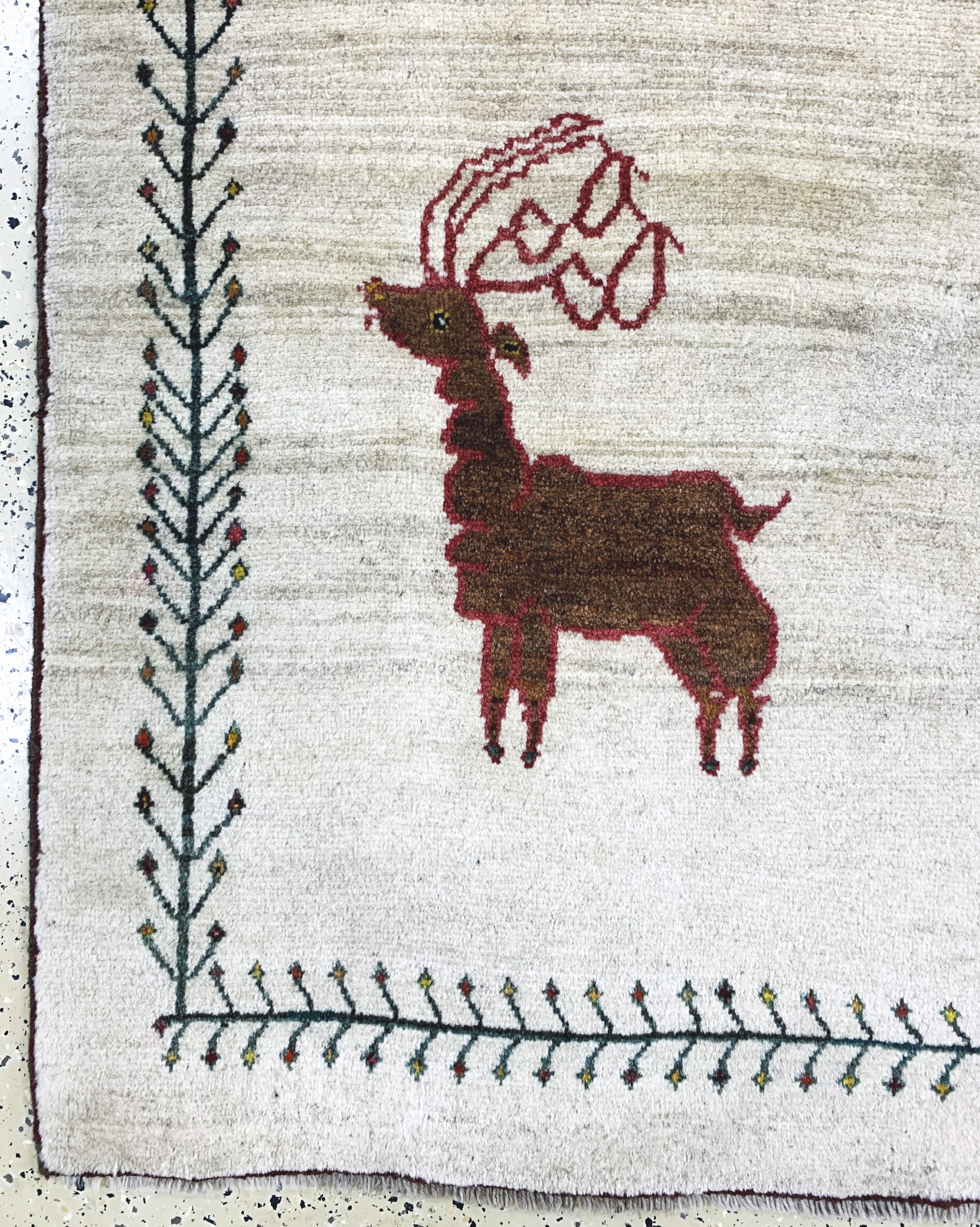 Detail b: Gabbeh alt, Persien, Mitte 20.Jhd, Wolle auf Wolle, ca. 270 x 160 cm, leicht verfärbt, EHZ: 2
