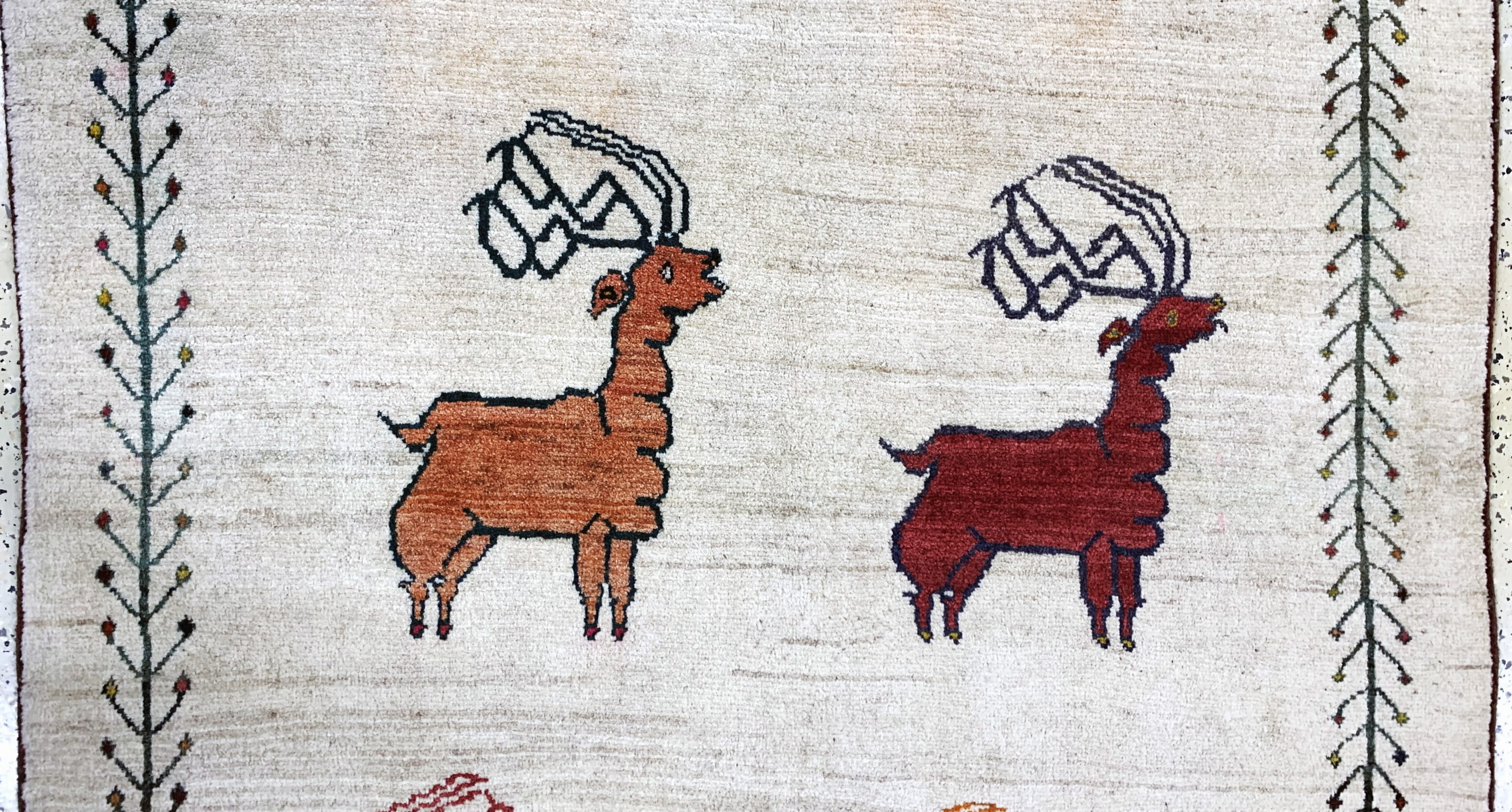 Detail c: Gabbeh alt, Persien, Mitte 20.Jhd, Wolle auf Wolle, ca. 270 x 160 cm, leicht verfärbt, EHZ: 2