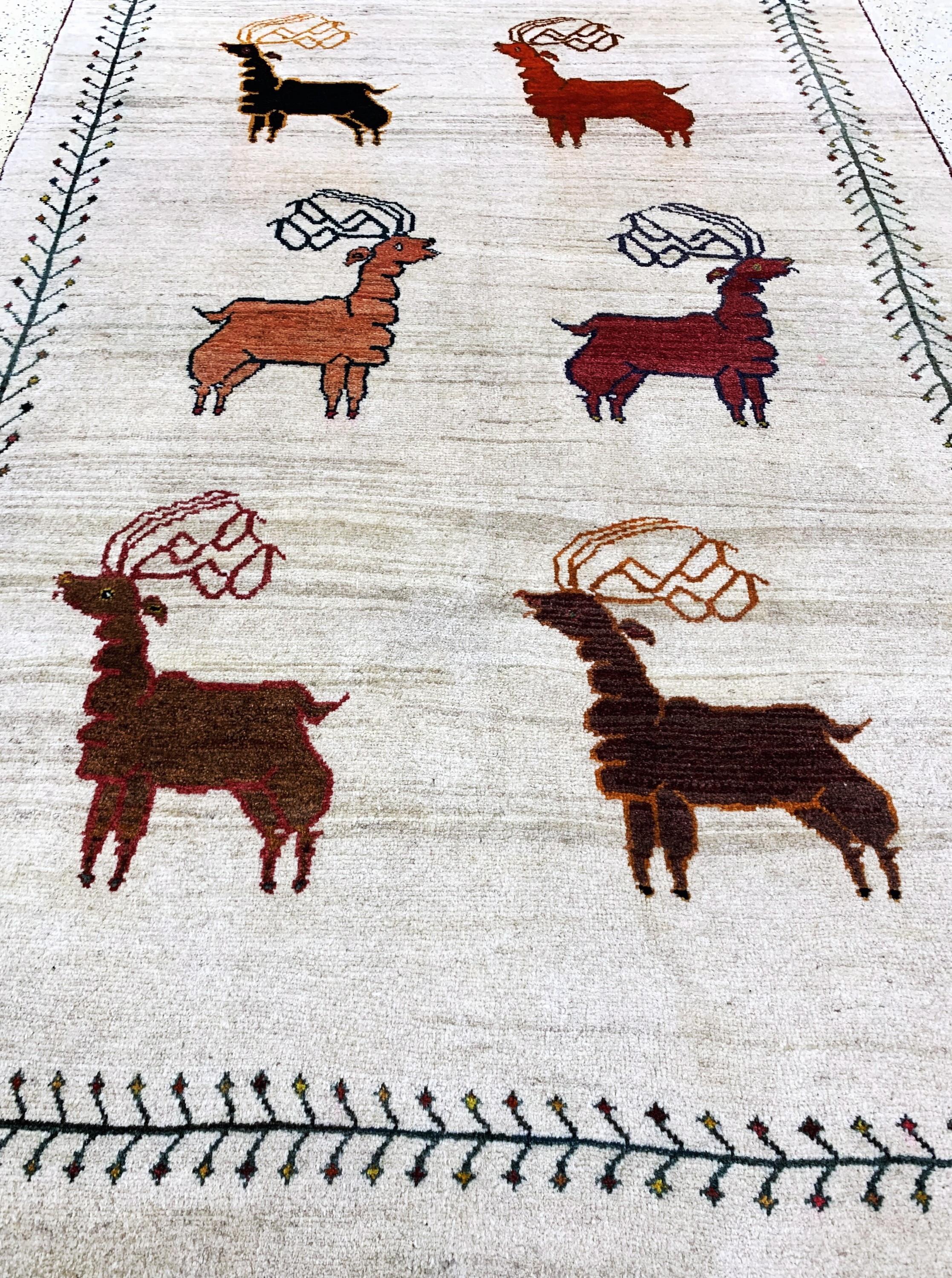 Detail f: Gabbeh alt, Persien, Mitte 20.Jhd, Wolle auf Wolle, ca. 270 x 160 cm, leicht verfärbt, EHZ: 2