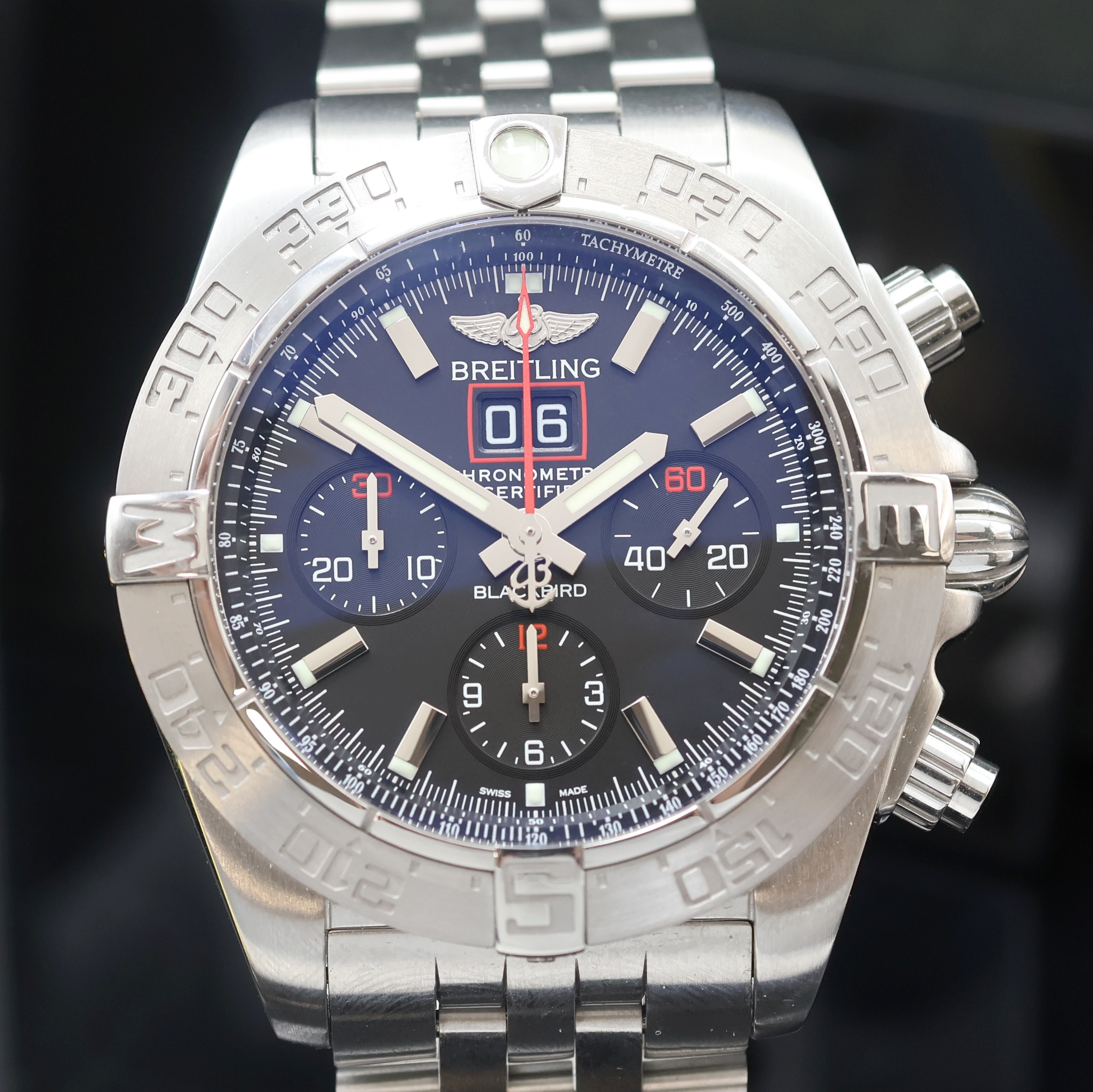 Detail b: BREITLING Armbandchronograph Chronomat Blackbird Referenz A4436010, Automatik, Chronometer in Edelstahl inkl. Pilotband m. Faltschl., Boden, Krone ...