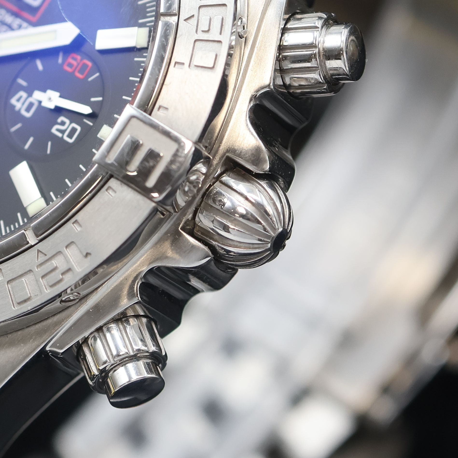 Detail c: BREITLING Armbandchronograph Chronomat Blackbird Referenz A4436010, Automatik, Chronometer in Edelstahl inkl. Pilotband m. Faltschl., Boden, Krone ...