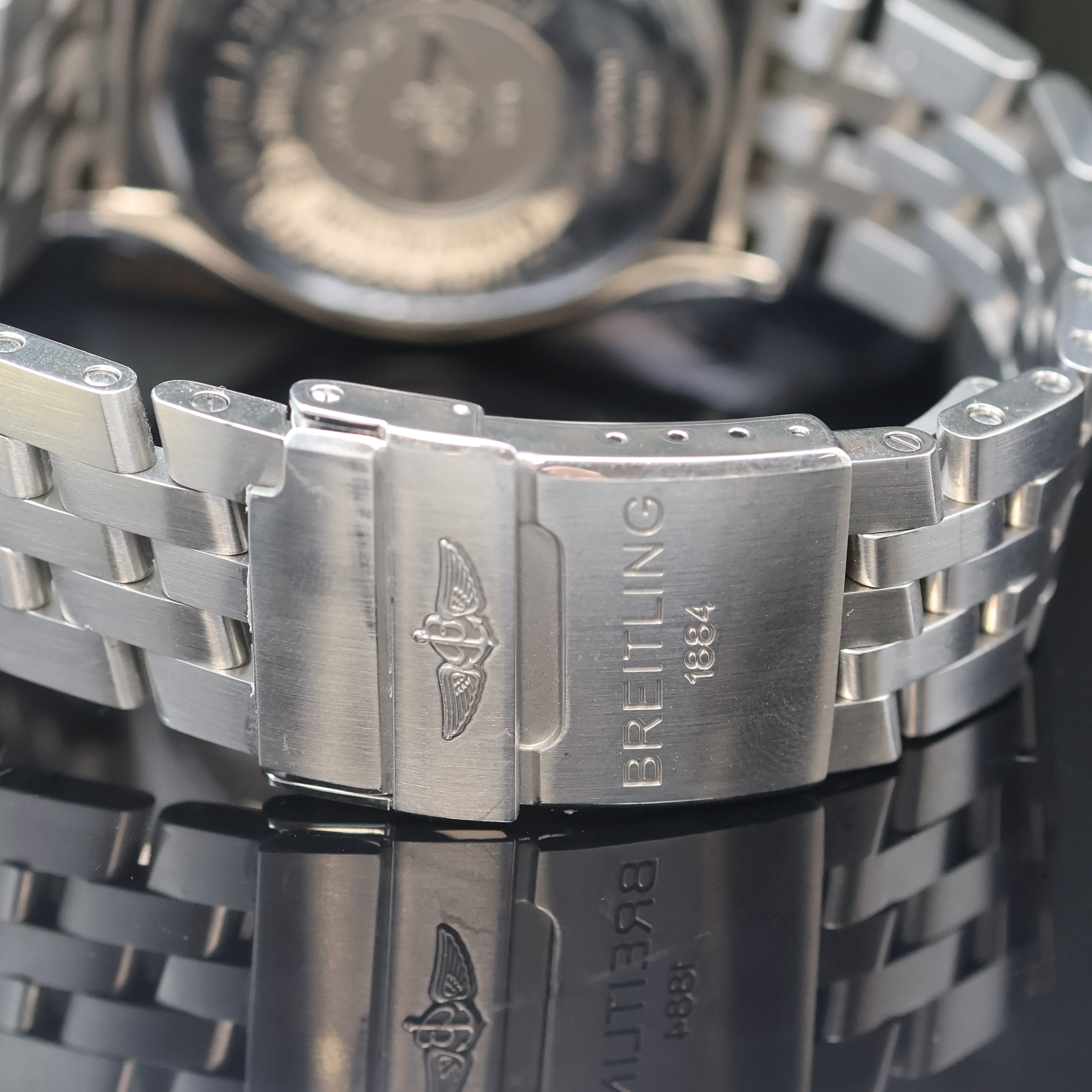 Detail d: BREITLING Armbandchronograph Chronomat Blackbird Referenz A4436010, Automatik, Chronometer in Edelstahl inkl. Pilotband m. Faltschl., Boden, Krone ...