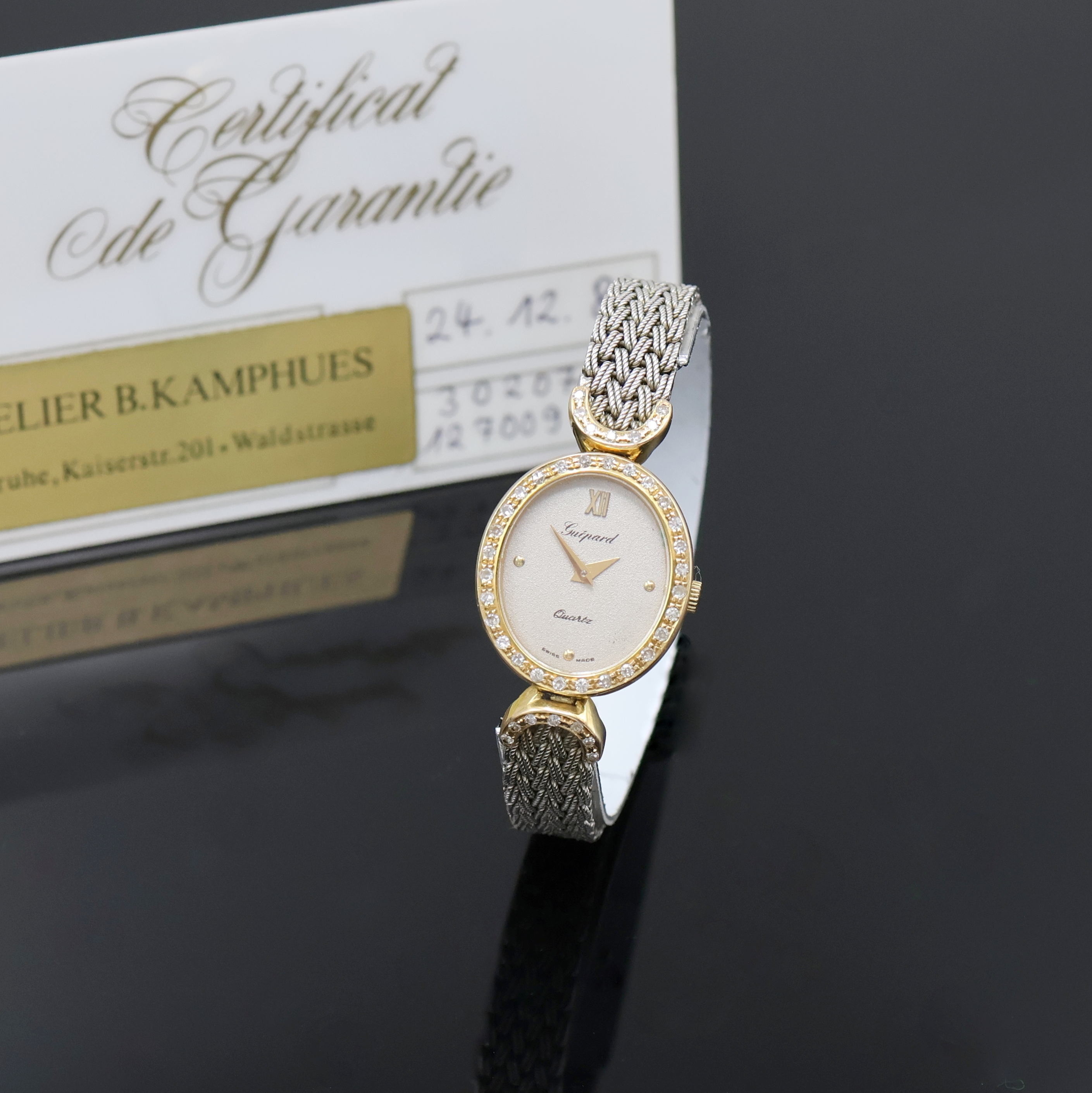 GUEPARD Damenarmbanduhr in GG 585/000 mit Diamanten, Schweiz verk. lt. beil. Garantie 12/1986, quarz, geflochtenes WG 585/000 Band, Lünette sowie ...