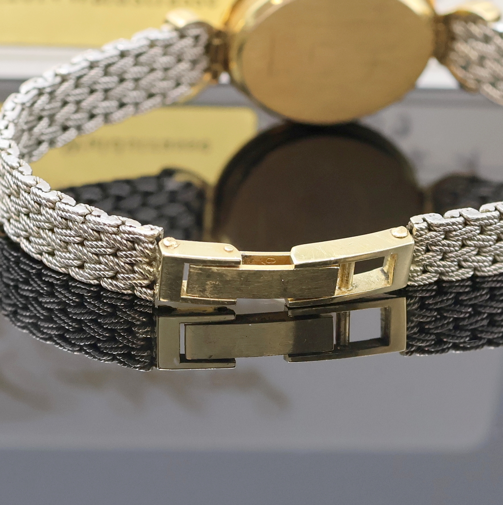 Detail d: GUEPARD Damenarmbanduhr in GG 585/000 mit Diamanten, Schweiz verk. lt. beil. Garantie 12/1986, quarz, geflochtenes WG 585/000 Band, Lünette sowie ...
