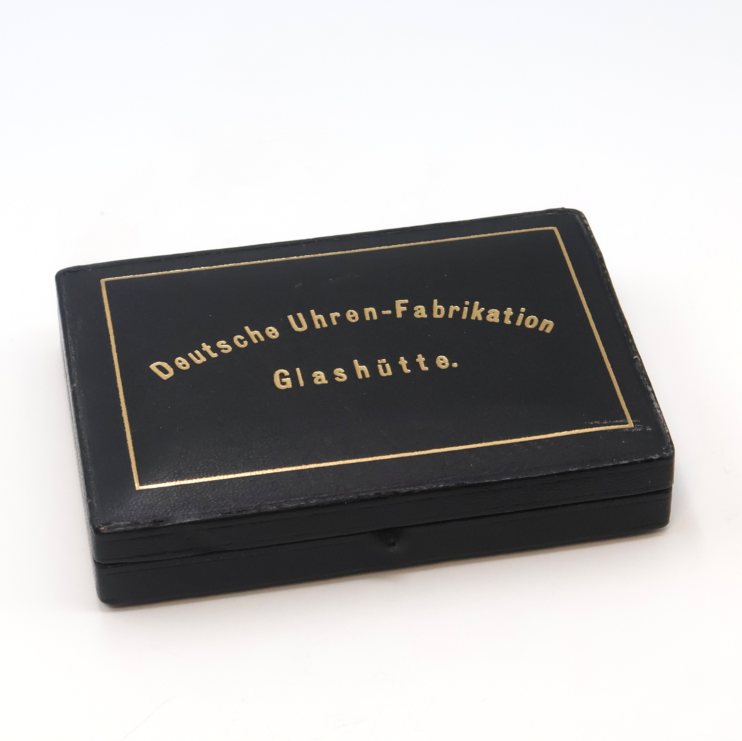 Detail b: DEUTSCHE UHREN-FABRIKATION GLASHÜTTE Etui für Taschenuhr, moderner Nachbau mit Garantiekarte, für D. ca. 53 mm, M. ca. 14 x 10 cm, aus ...