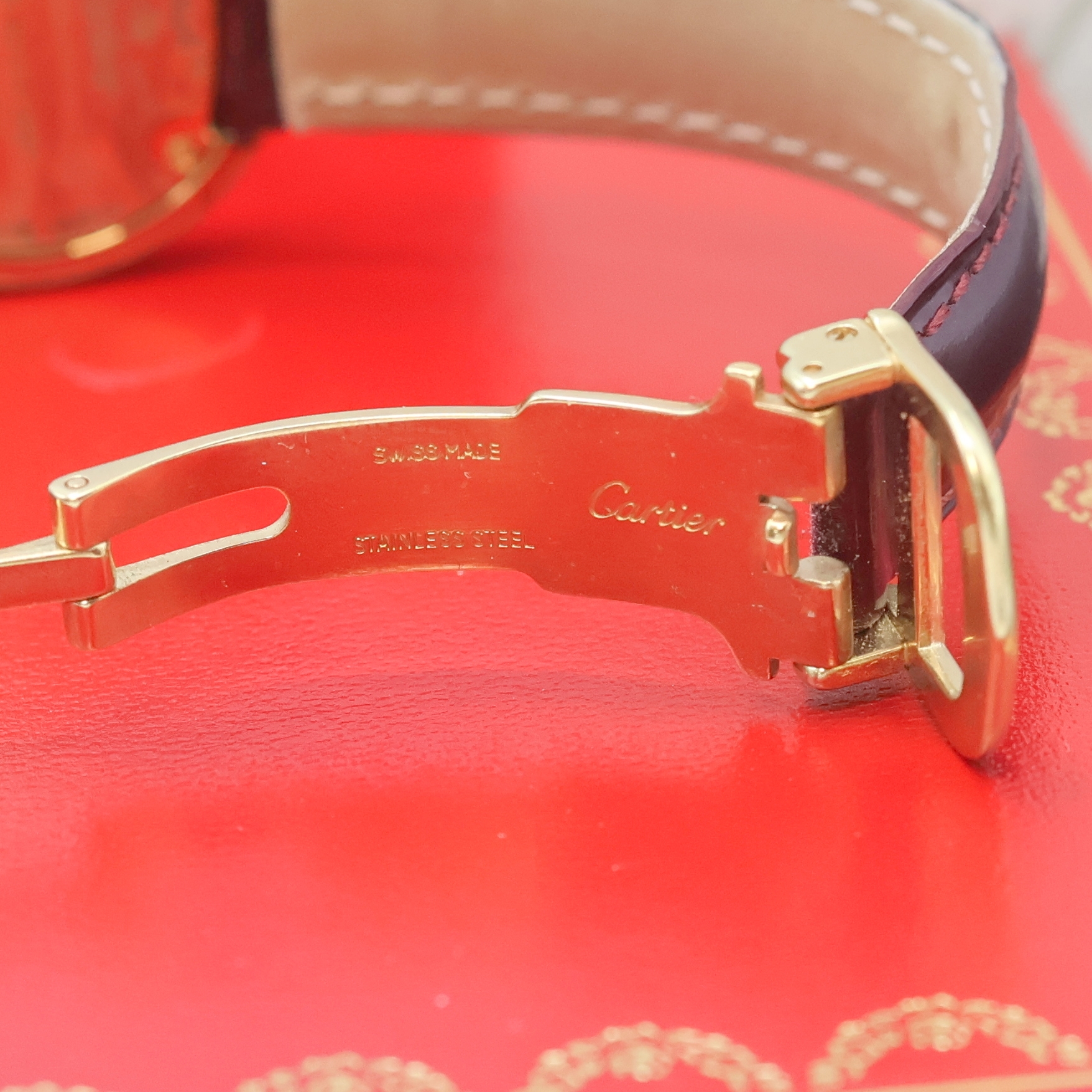 Detail d: CARTIER Trinity Vermeil Damenarmbanduhr Referenz 2735, quarz, verg. Sterlingsilbergeh. inkl. orig. Lederband m. orig. Faltschl., Boden 4-fach ...