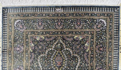 27062104a - Ghom Seide fein Persien, signiert´Zahed´, Ende 20.Jhd, reine Naturseide, ca. 124 x 79 ...