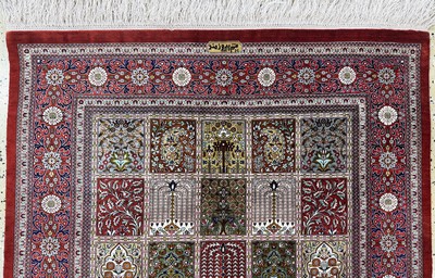 27062106a - Ghom Seide fein Persien, signiert´Pirozmand´, Ende 20.Jhd, reine Naturseide, ca. 156 x ...