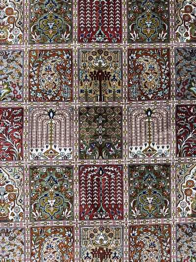 27062106e - Ghom Seide fein Persien, signiert´Pirozmand´, Ende 20.Jhd, reine Naturseide, ca. 156 x ...