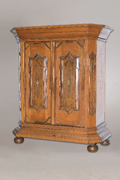 Image Barockschrank, Mainfranken, um 1730/40, Eiche massiv, z.T. Nußbaumfurnier mit ...