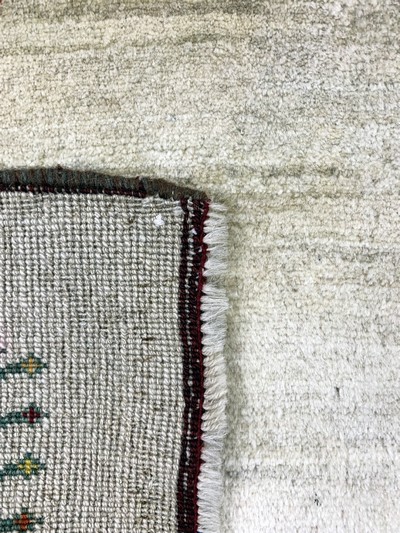 27062113g - Gabbeh alt, Persien, Mitte 20.Jhd, Wolle auf Wolle, ca. 270 x 160 cm, leicht verfärbt, ...