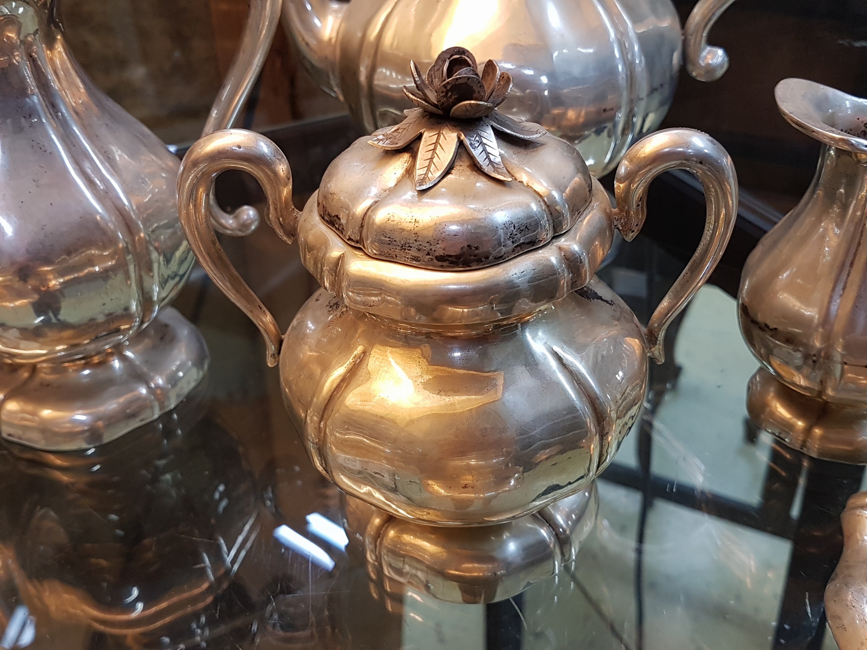 Detail b: Barockstil Kaffeeservice, Österreich-Ungarn, 1837-64, 800er-Silber, ca. 2788g, godroniert, 12 Teile, große und kleine Kaffeekanne, Sahnegießer und ...