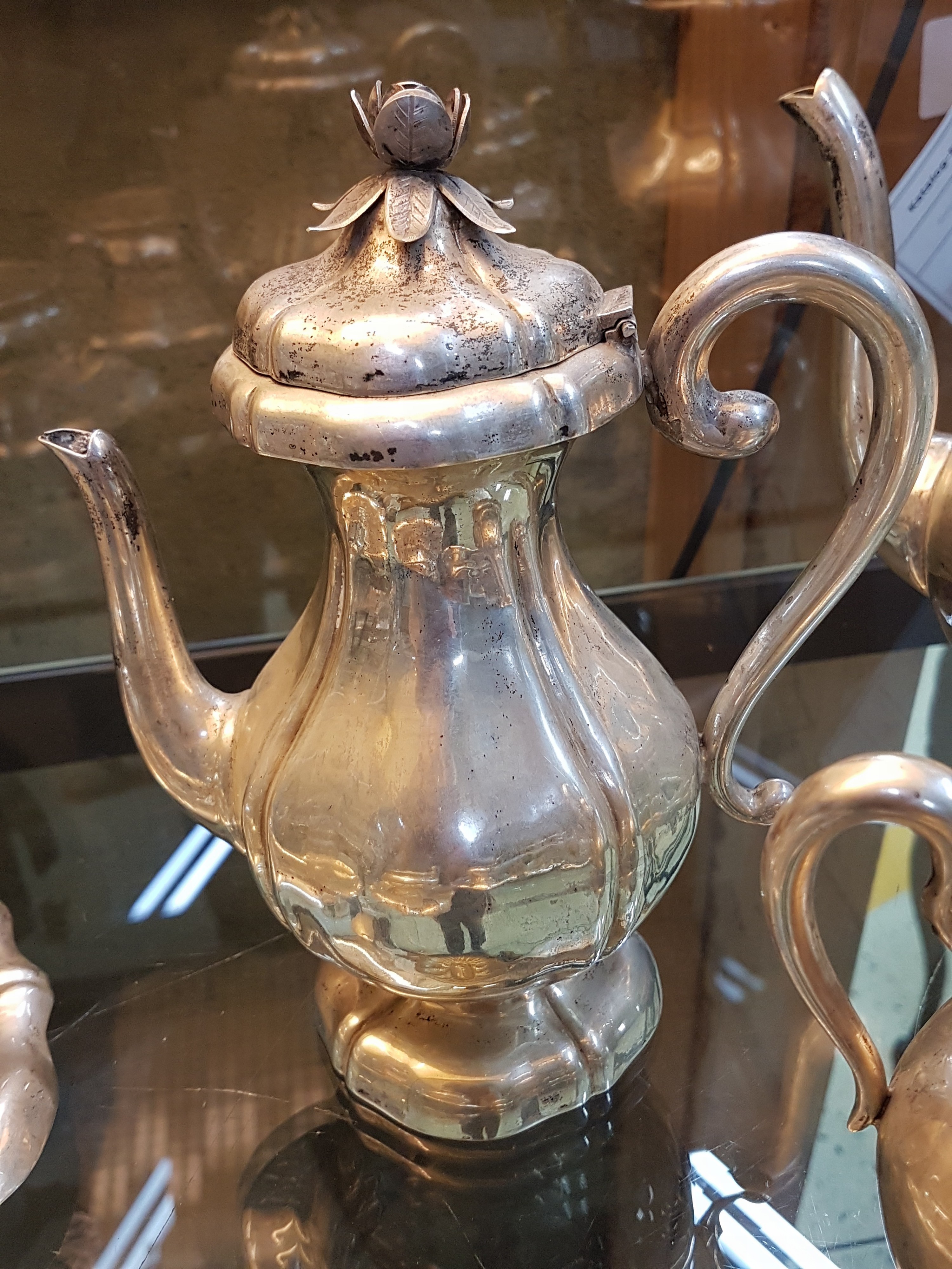 Detail c: Barockstil Kaffeeservice, Österreich-Ungarn, 1837-64, 800er-Silber, ca. 2788g, godroniert, 12 Teile, große und kleine Kaffeekanne, Sahnegießer und ...