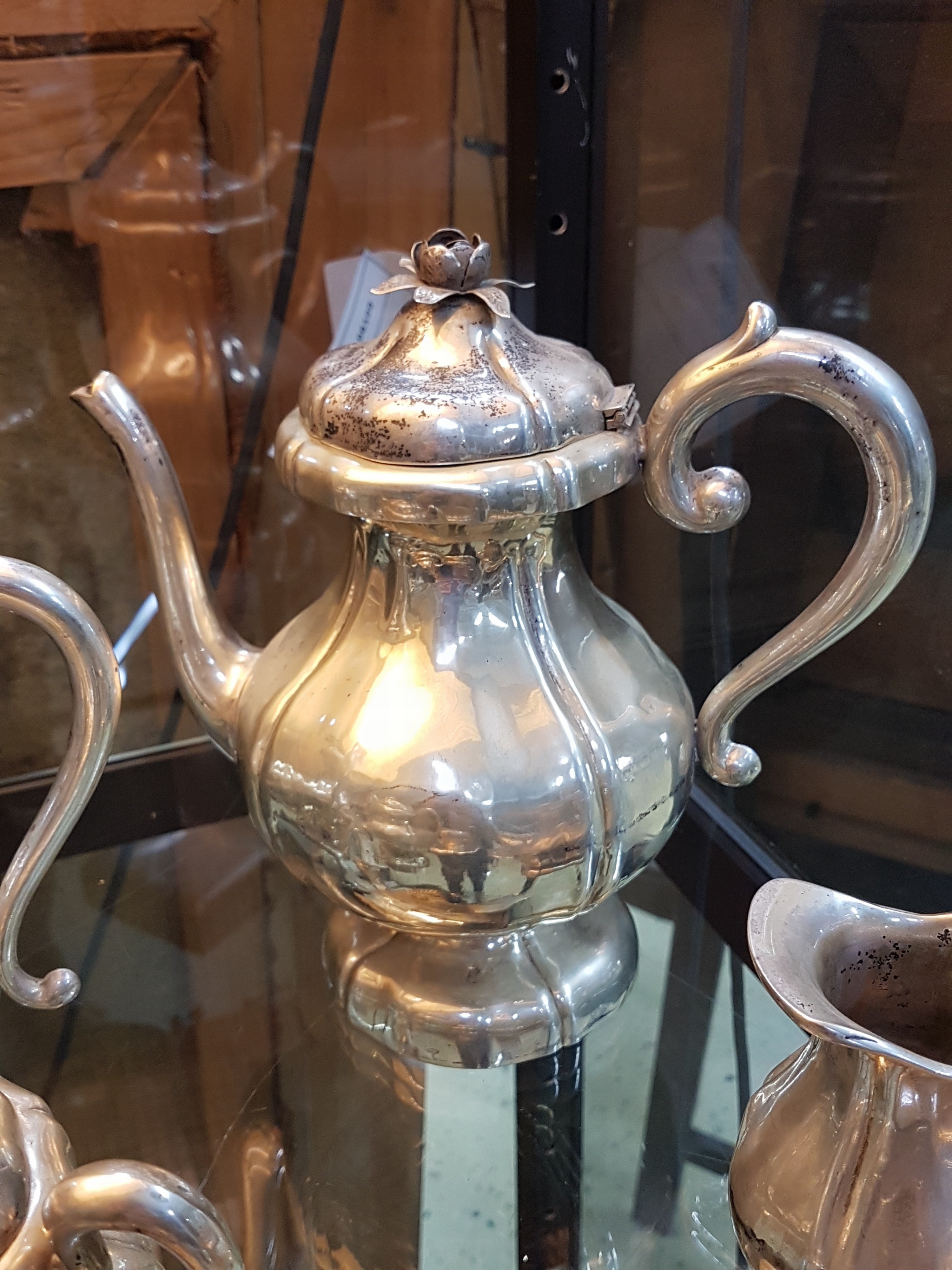 Detail d: Barockstil Kaffeeservice, Österreich-Ungarn, 1837-64, 800er-Silber, ca. 2788g, godroniert, 12 Teile, große und kleine Kaffeekanne, Sahnegießer und ...